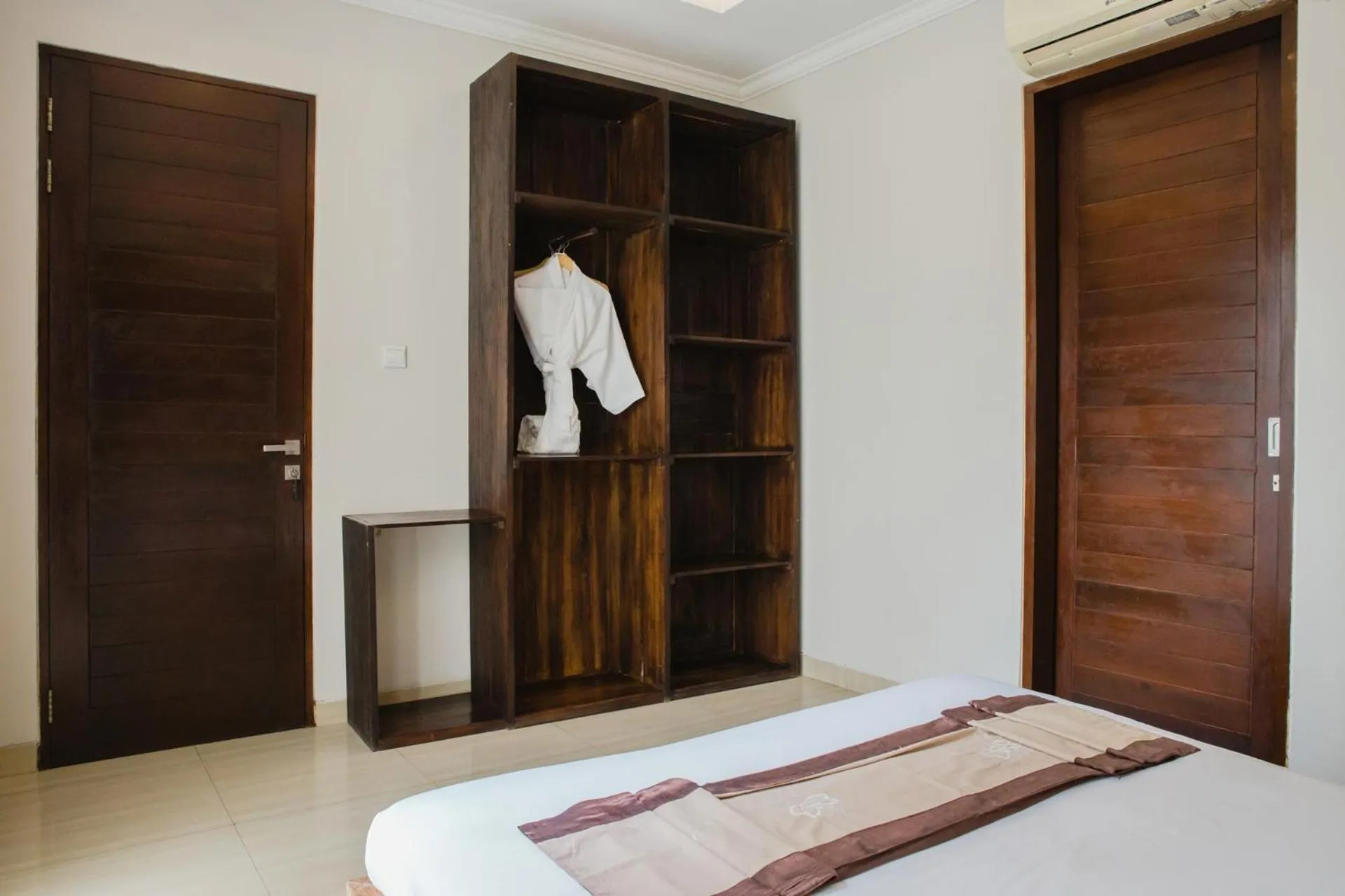 Bedroom, Bed in White Lotus Villas Seminyak