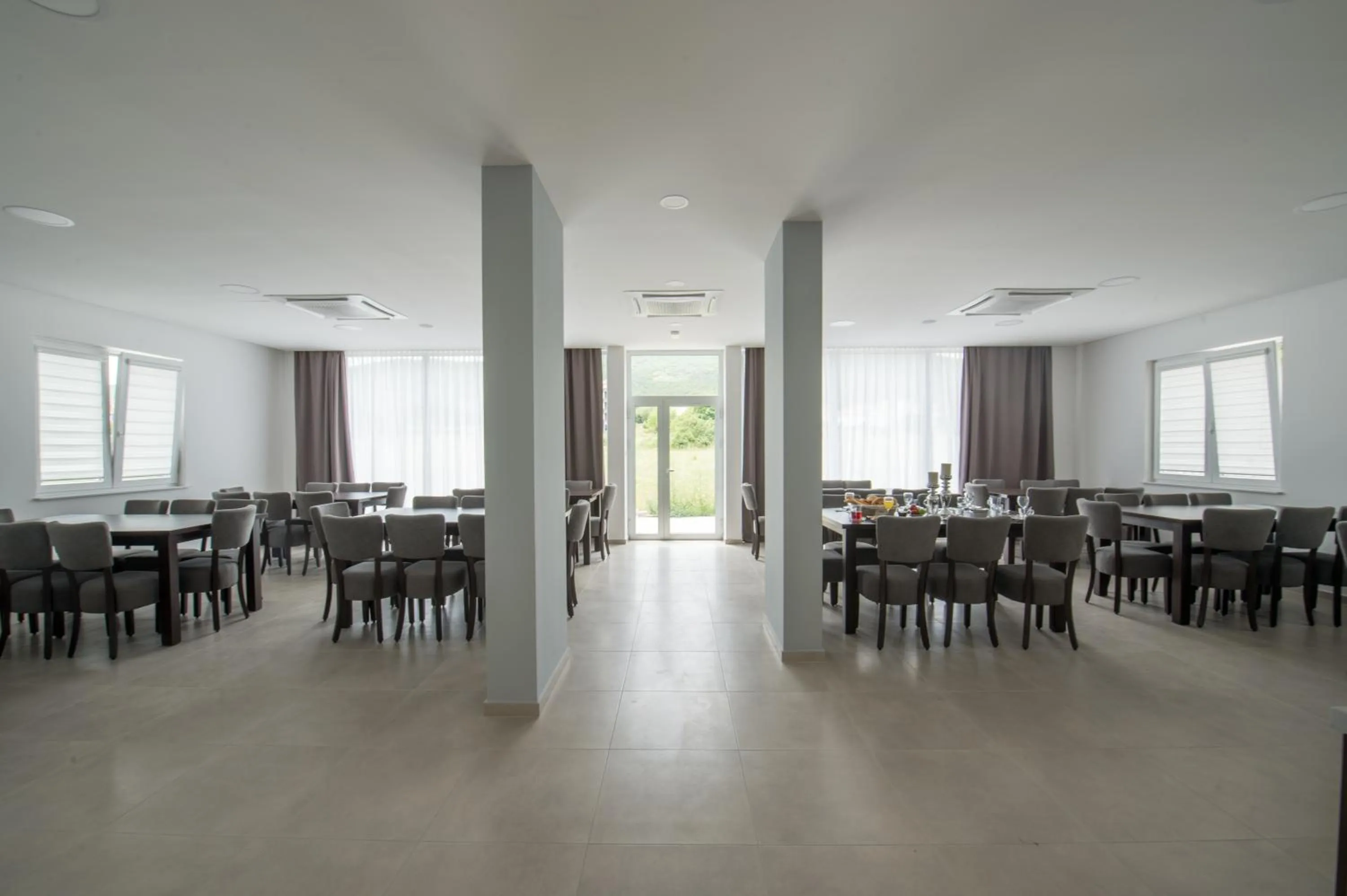 Hotel Tau