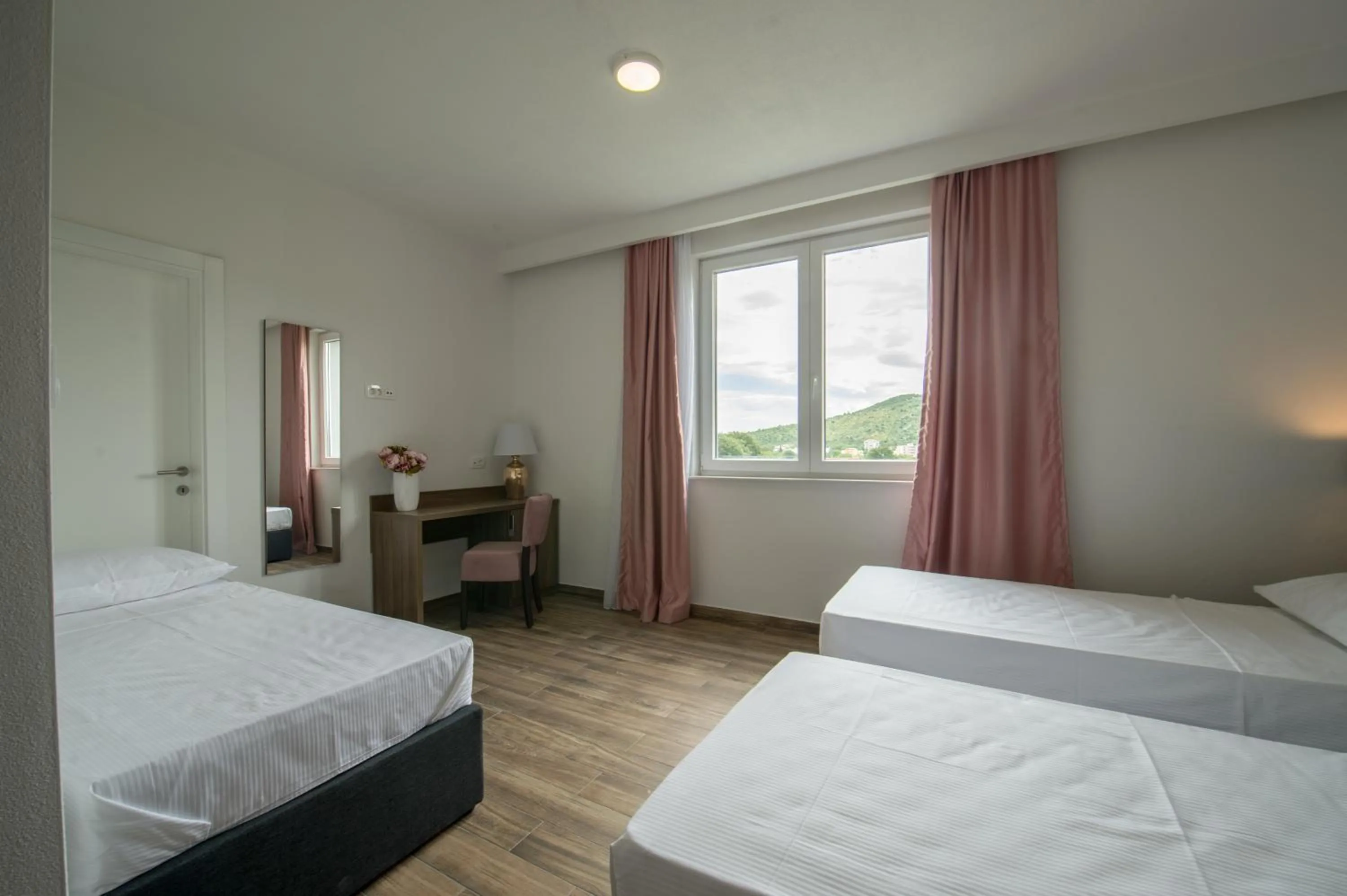 Hotel Tau