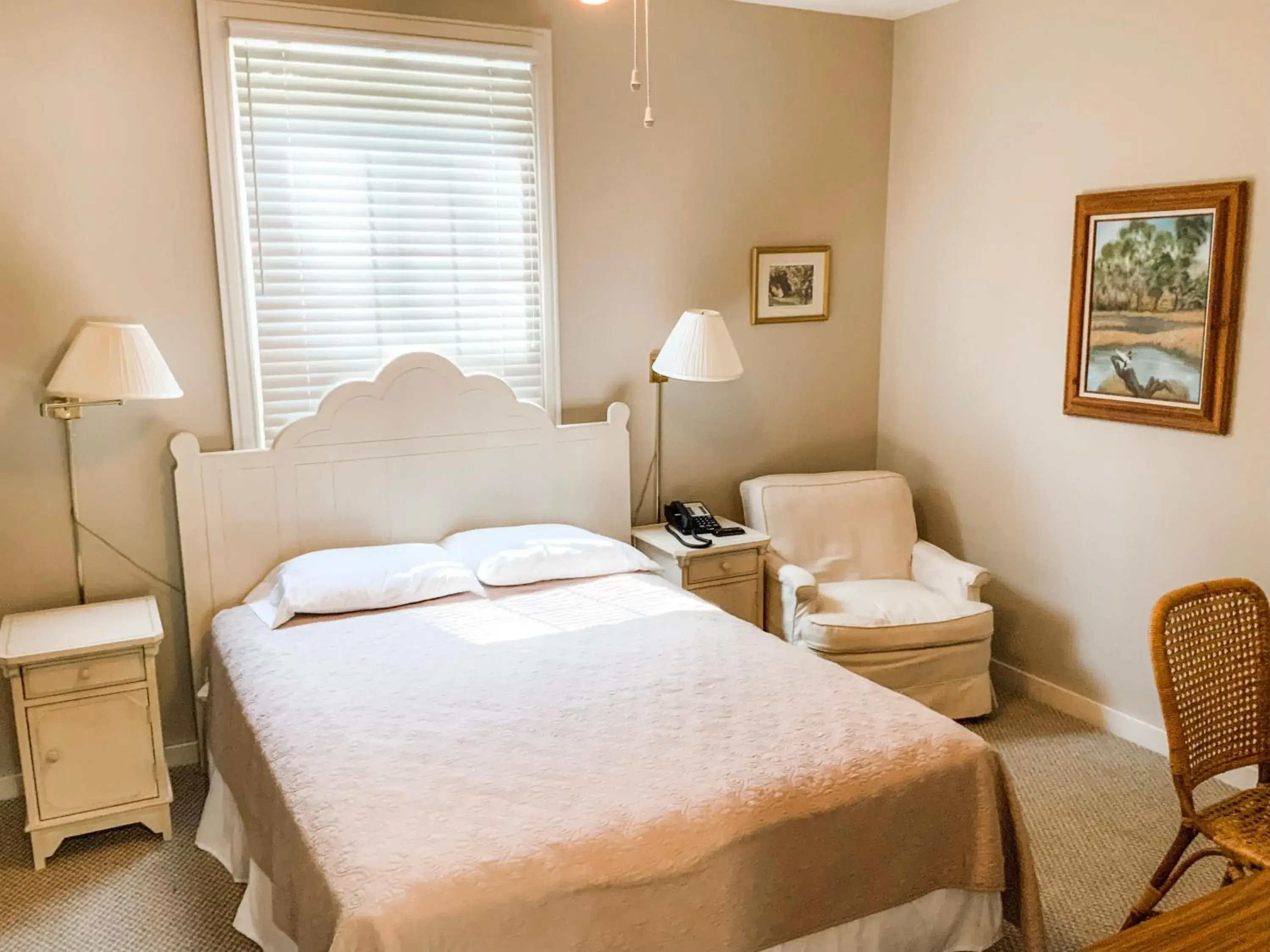 Deluxe Queen Suite in The Lodge at The Bluffs Deluxe Queen Suite in The Lodge at The Bluffs