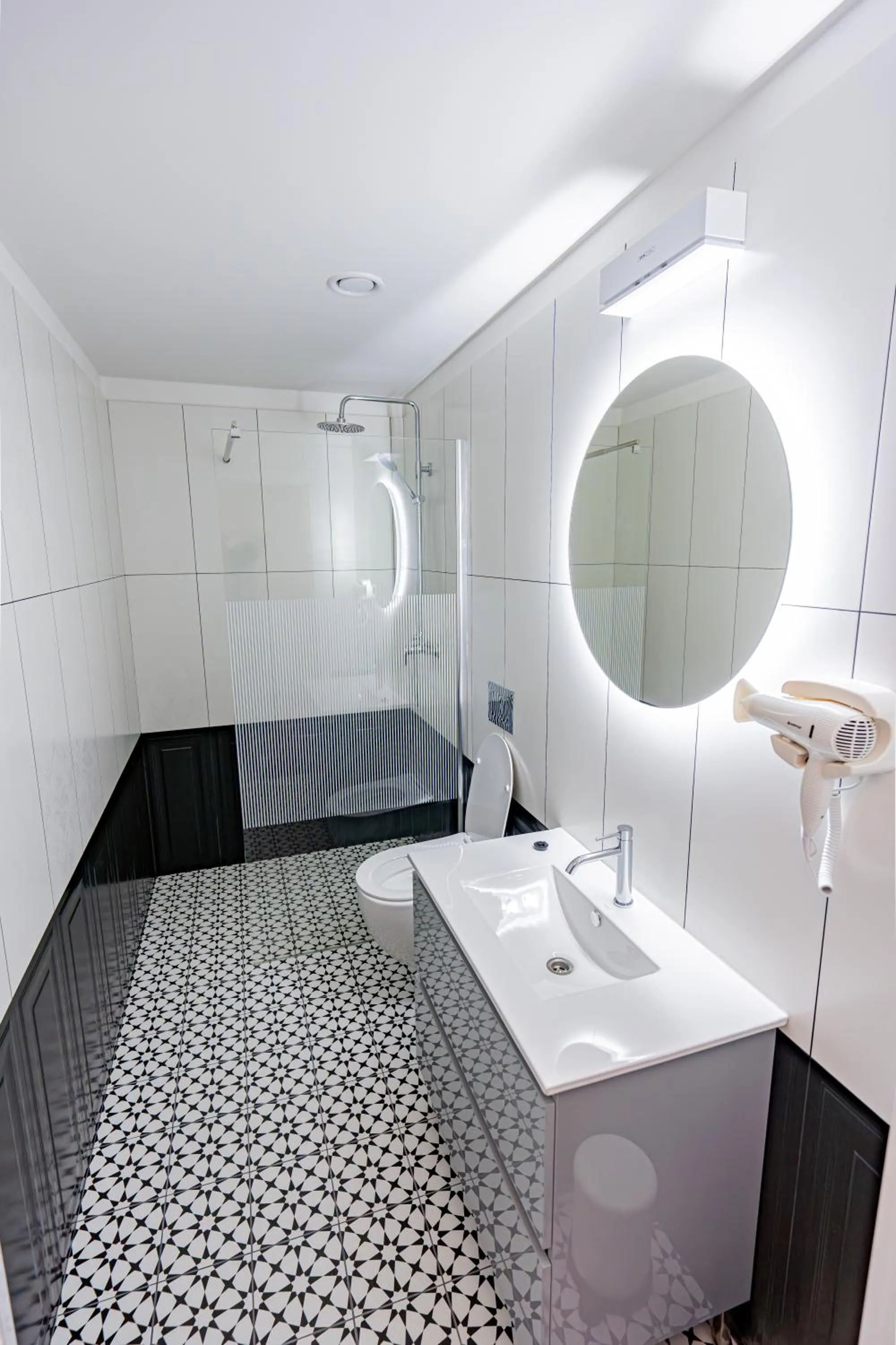 Shower in Hotel Senator