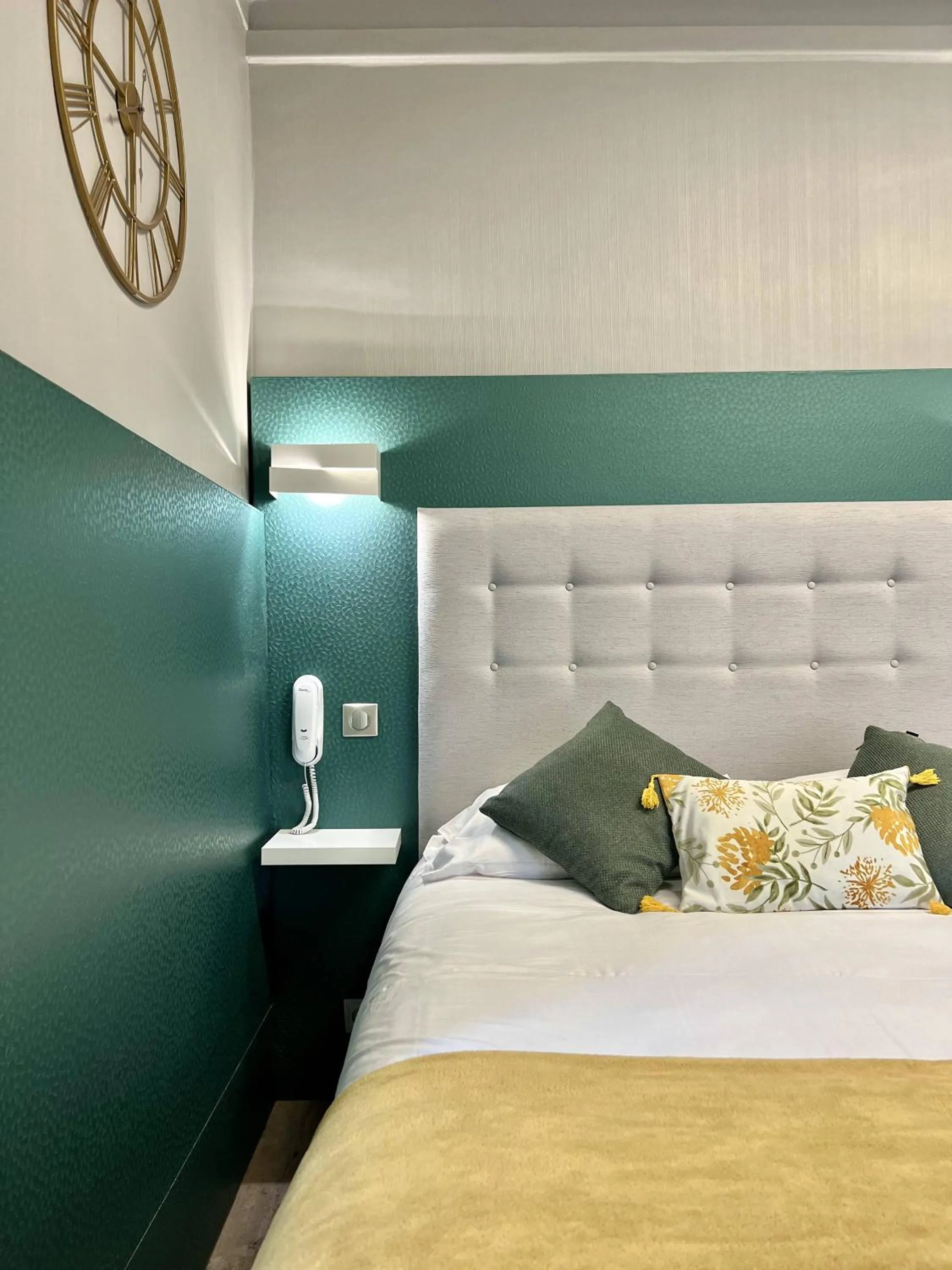 Bed in Hotel La Calanque