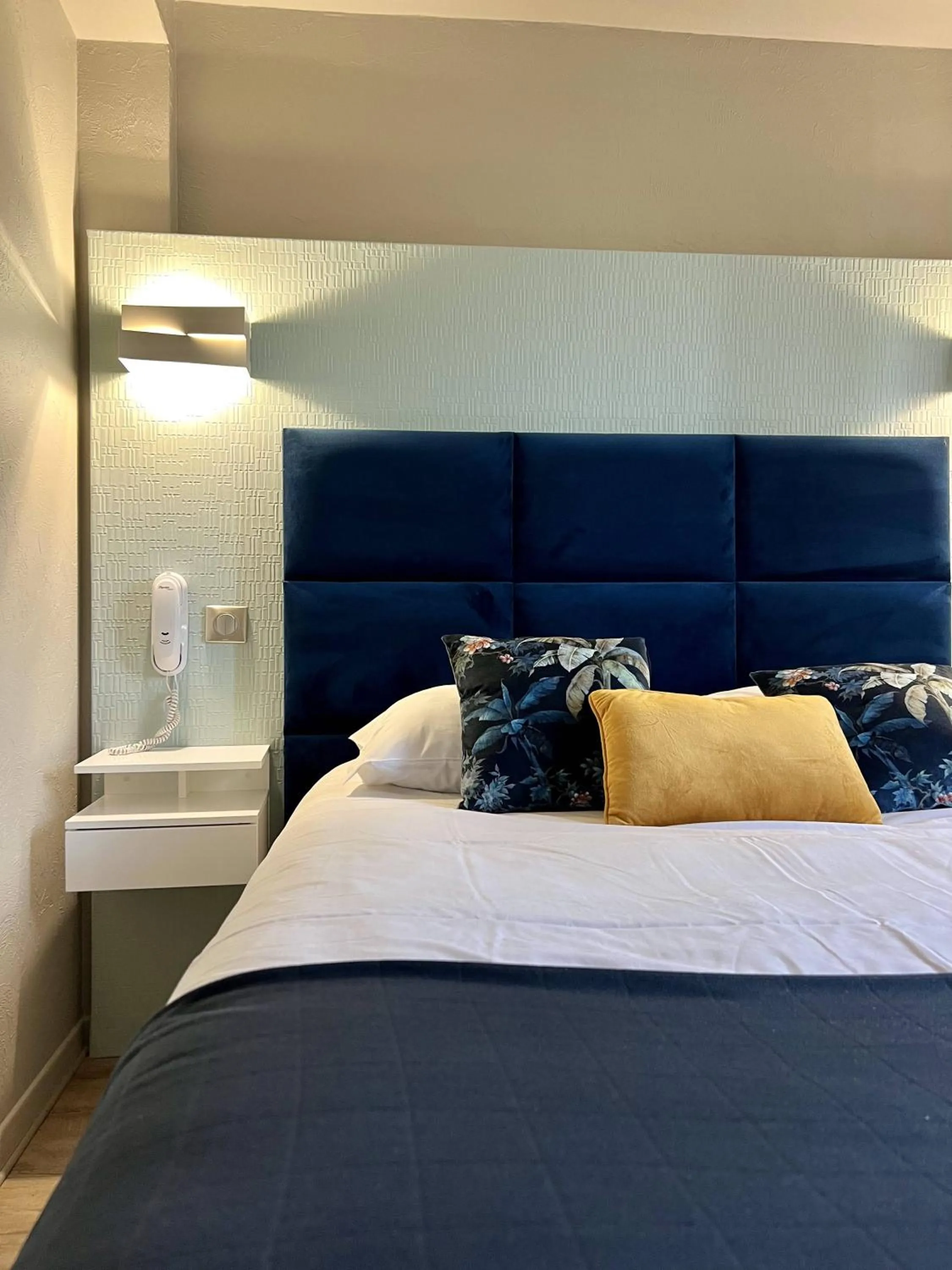 Bed in Hotel La Calanque