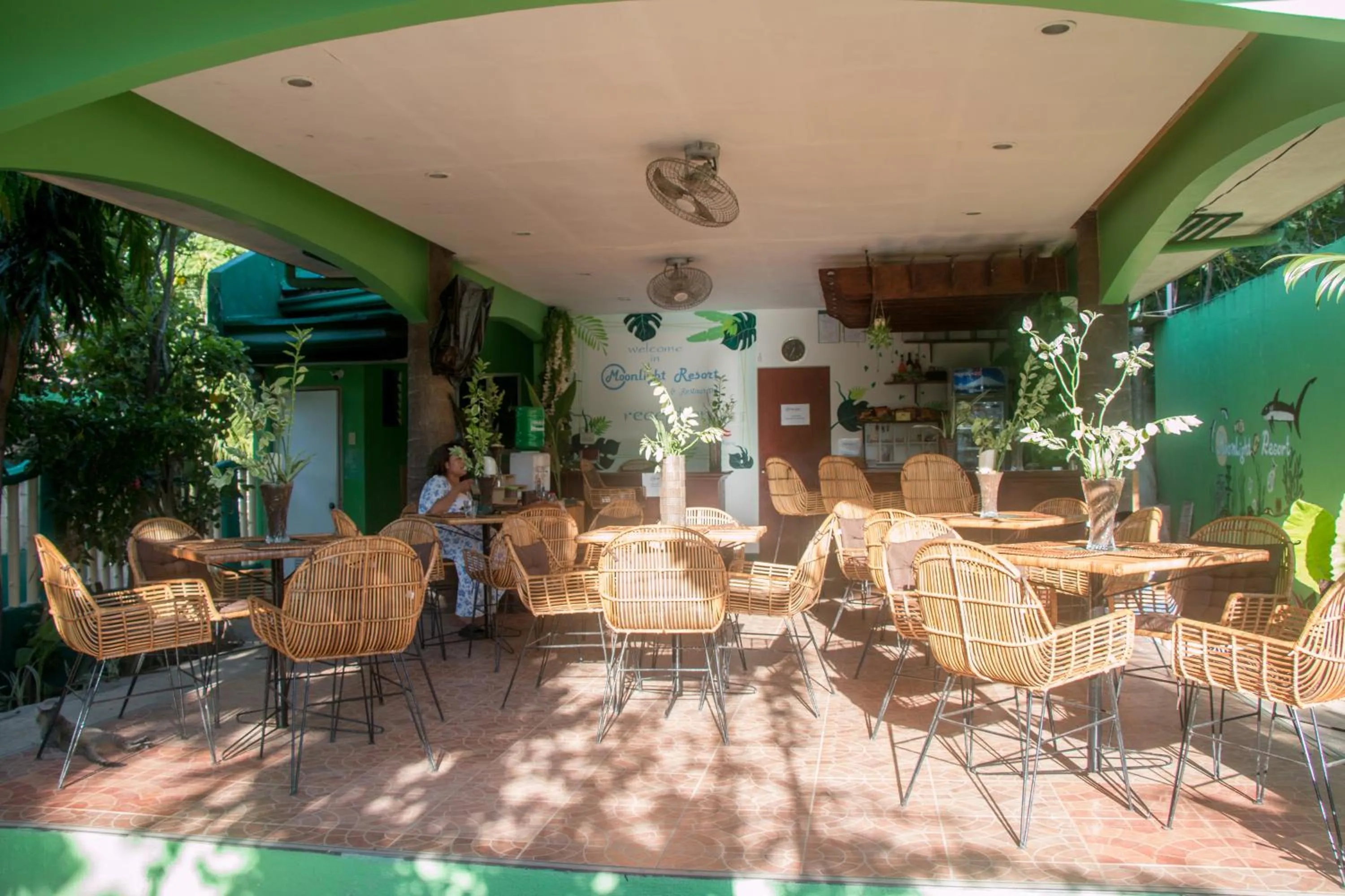 Restaurant/places to eat in Moonlight Resort