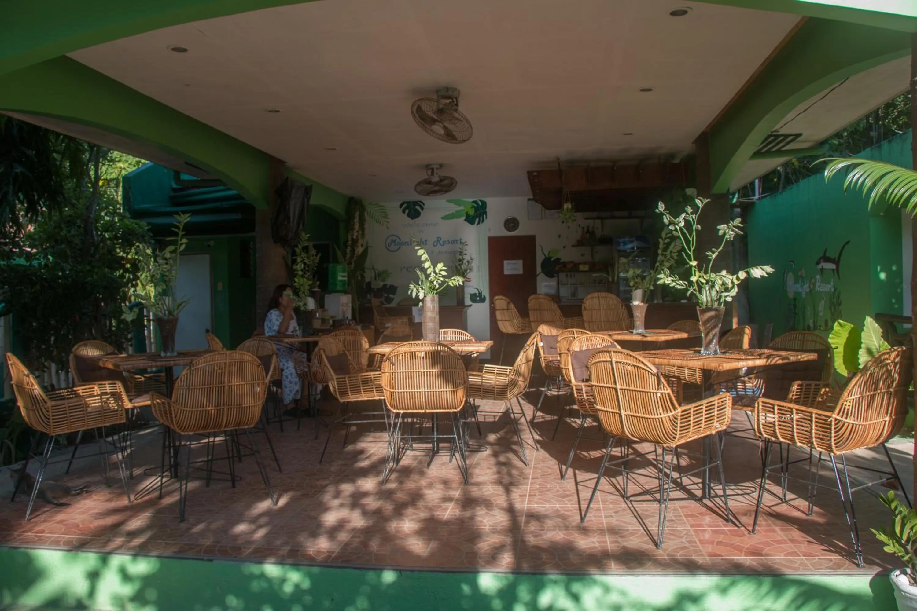 Restaurant/places to eat in Moonlight Resort