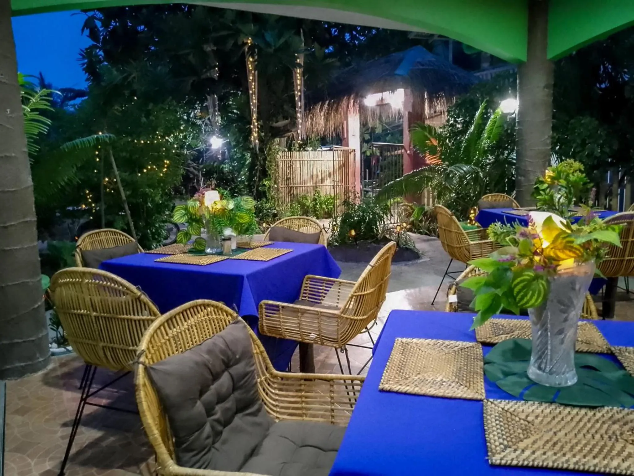 Restaurant/places to eat in Moonlight Resort