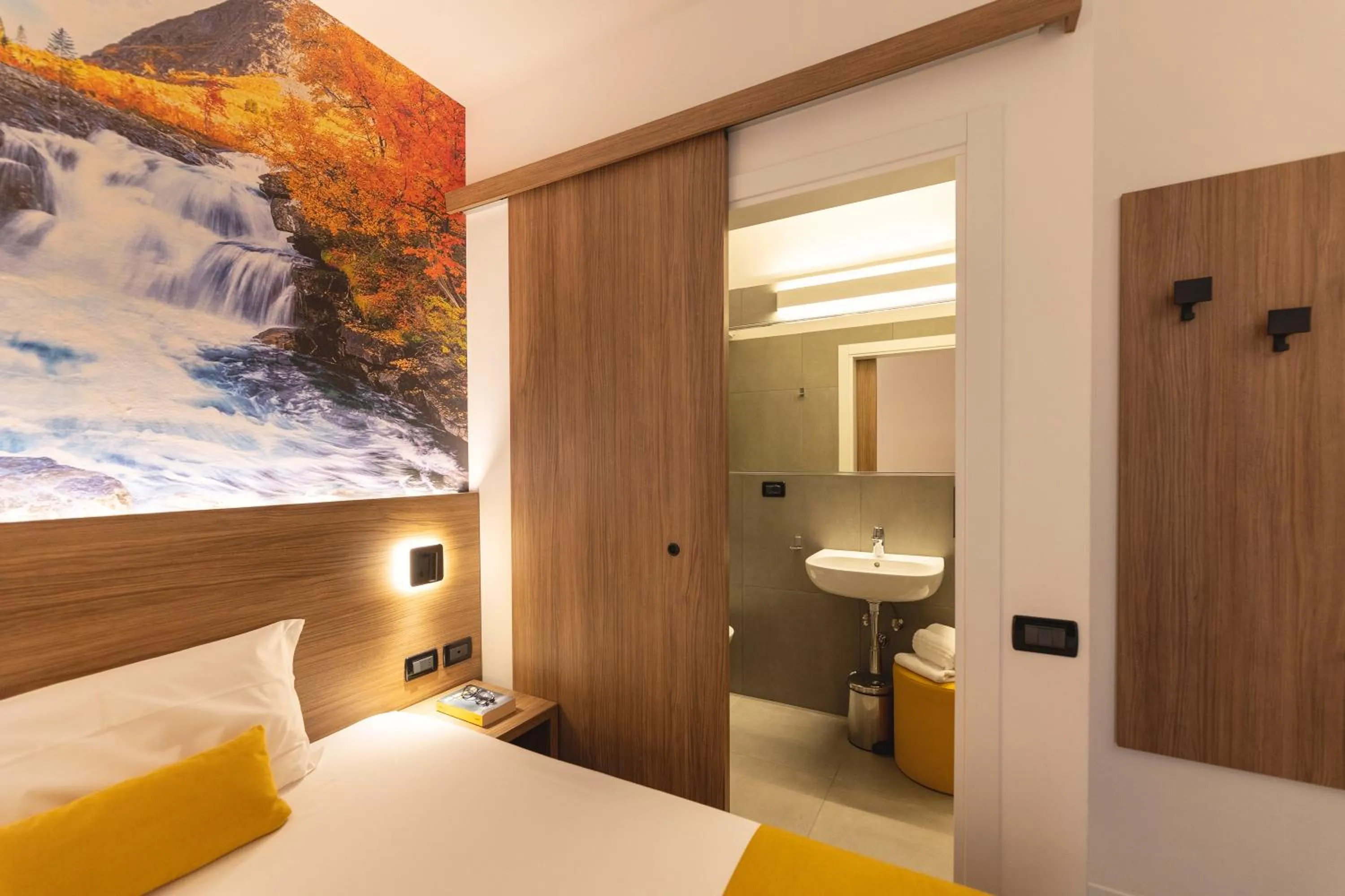 Bathroom, Bed in Hi Hotels Trento - Wellness & Spa Adults Only