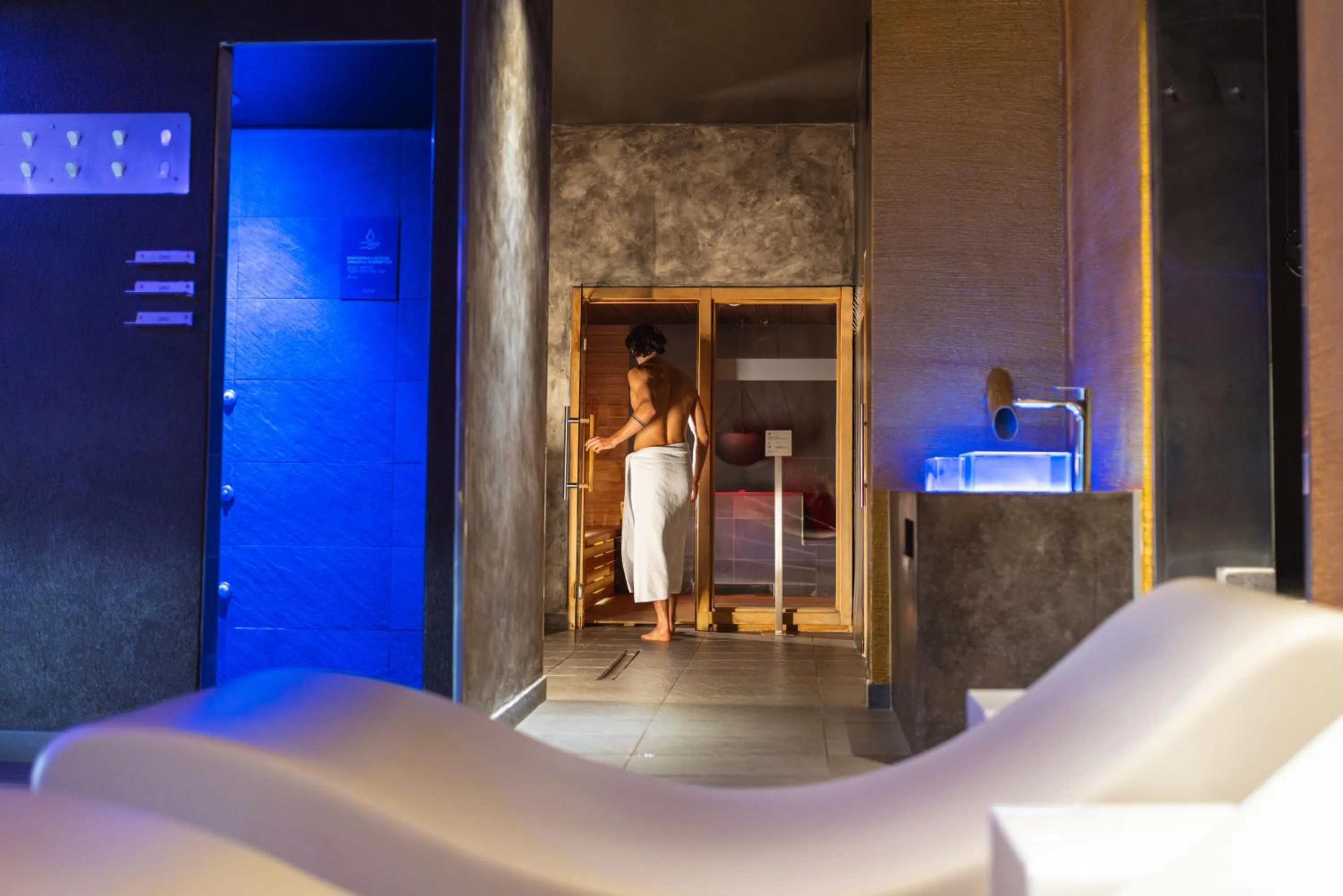 Swimming pool in Hi Hotels Trento - Wellness & Spa Adults Only