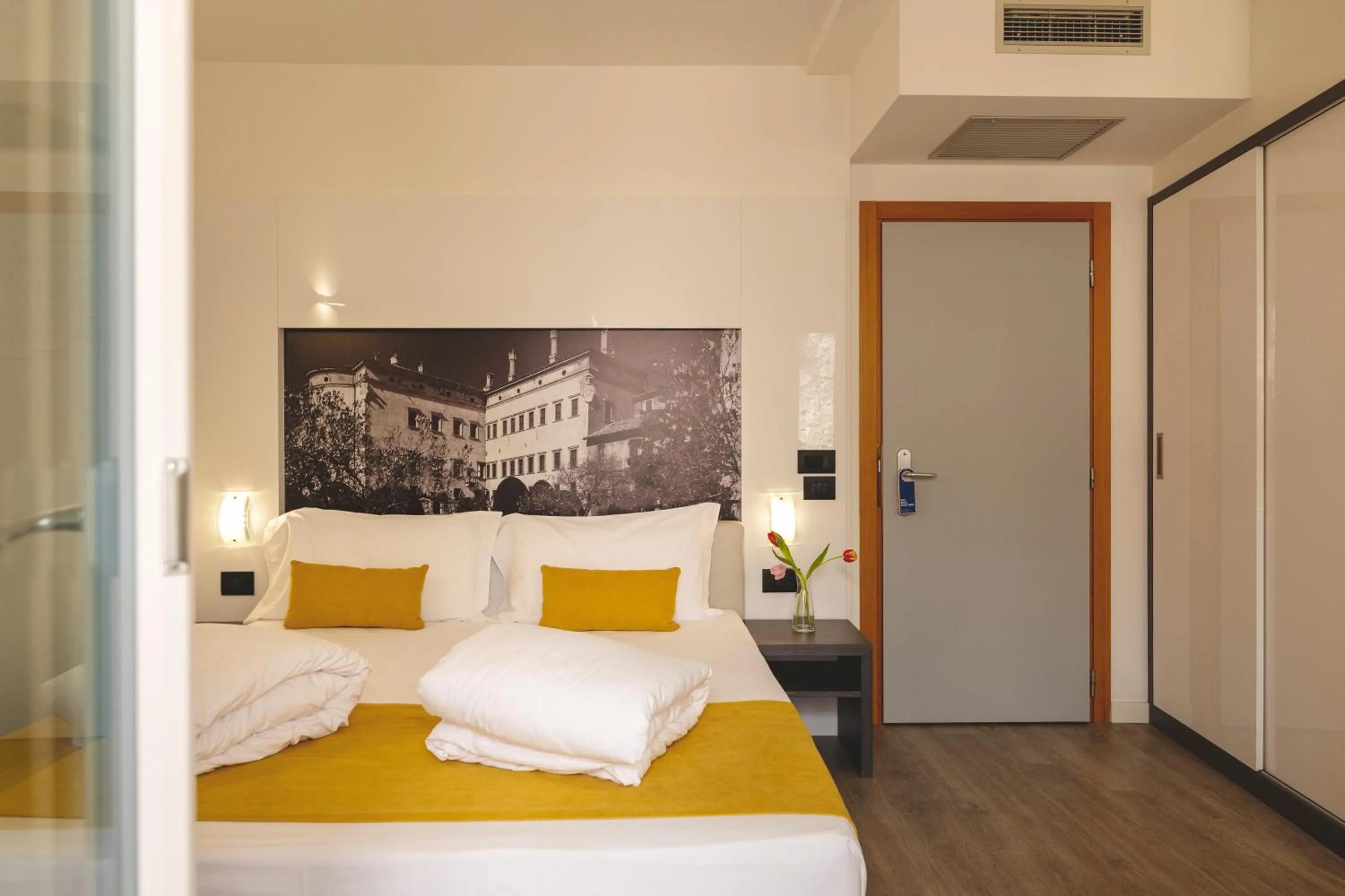 Bed in Hi Hotels Trento - Wellness & Spa Adults Only