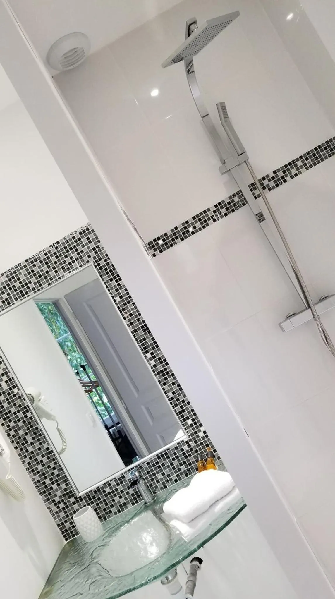 Bathroom in La Maison Blanche