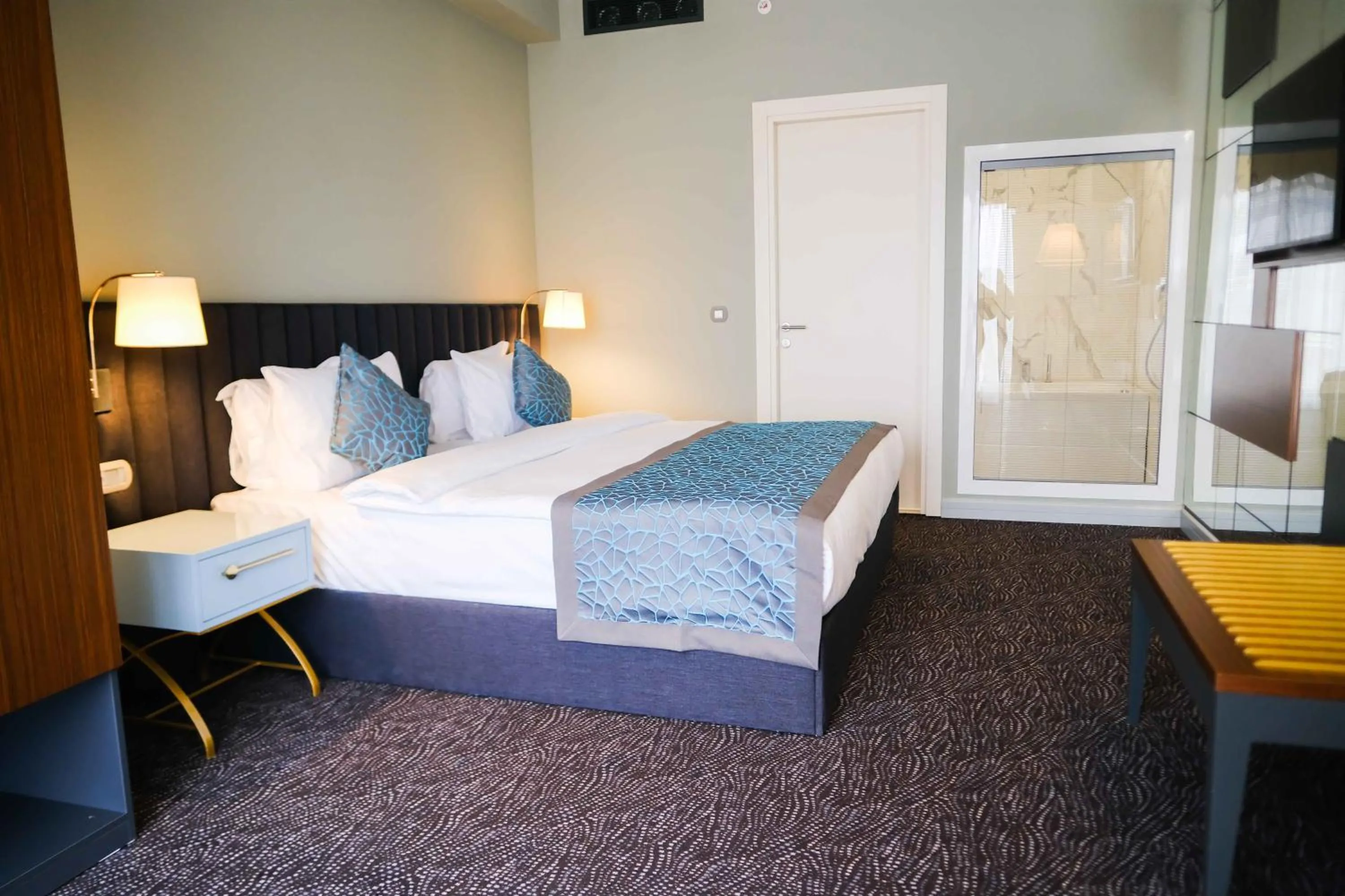 Photo of the whole room, Bed in Capella Otel