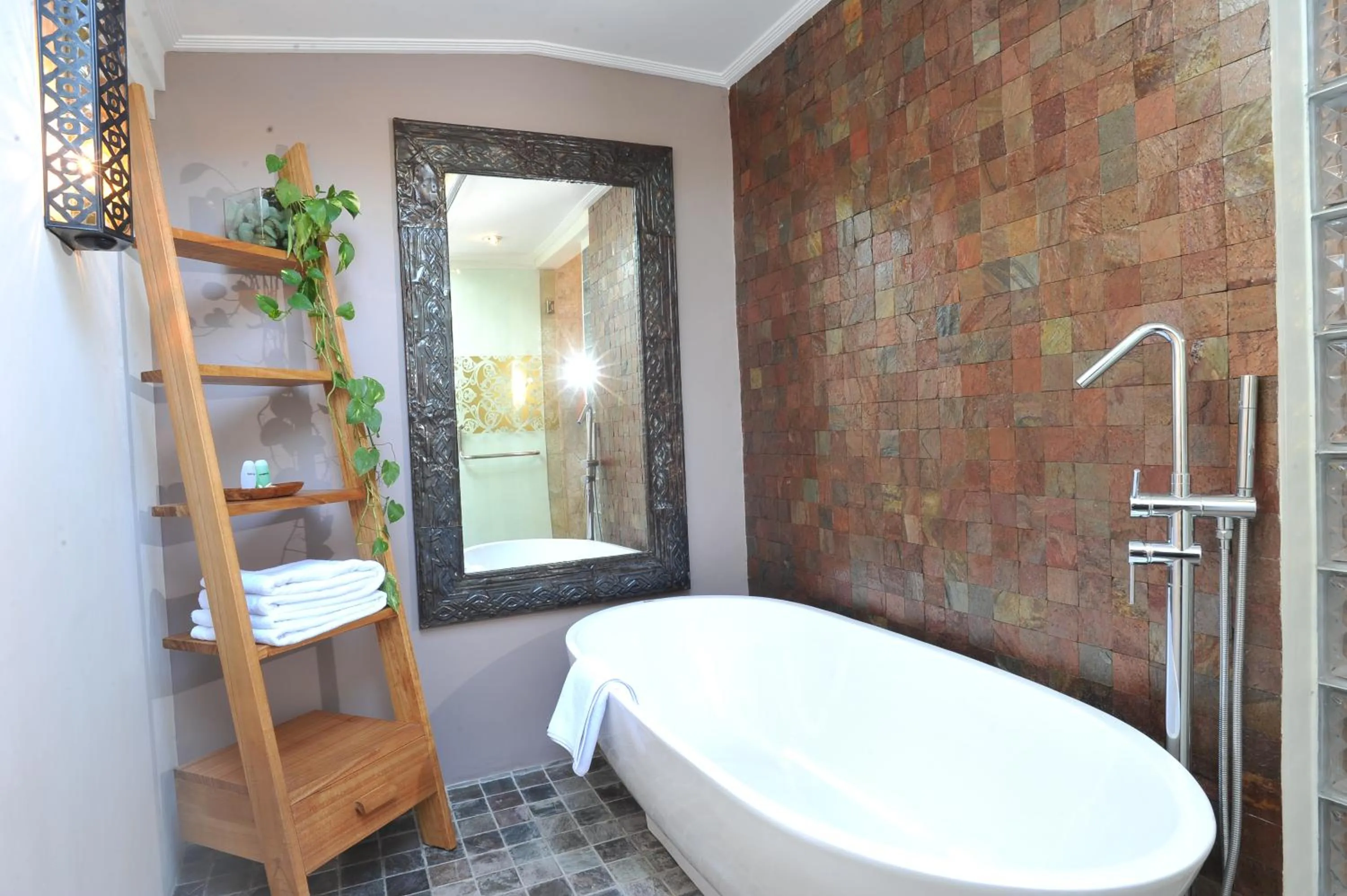 Bathroom in Puri Raja Hotel