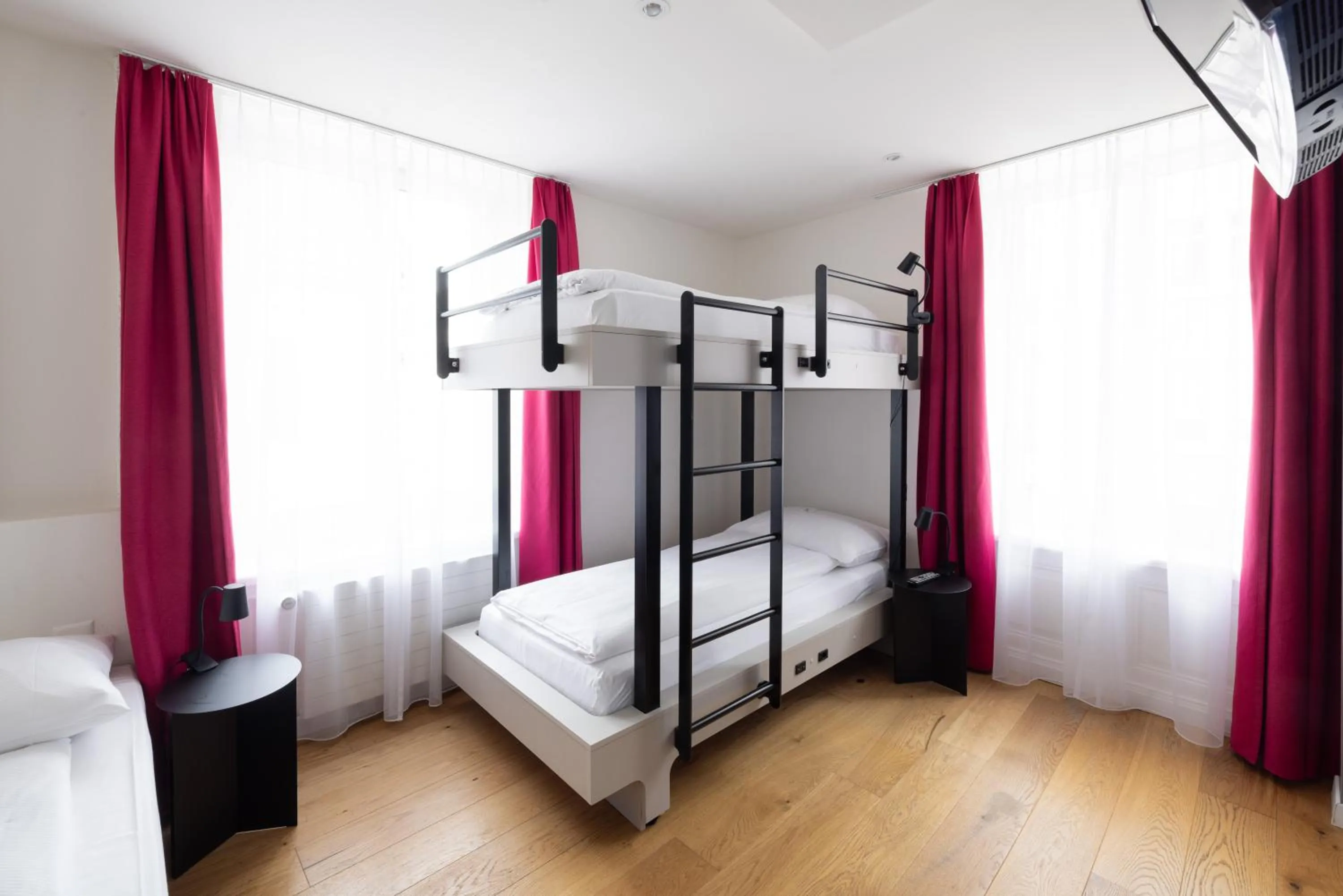 Photo of the whole room, Bed in Fred Guest House Hauptbahnhof - Self Check-in