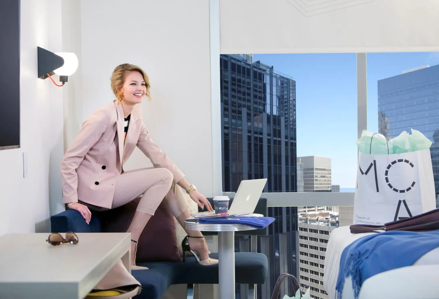 Shopping Area in Aloft Chicago Mag Mile