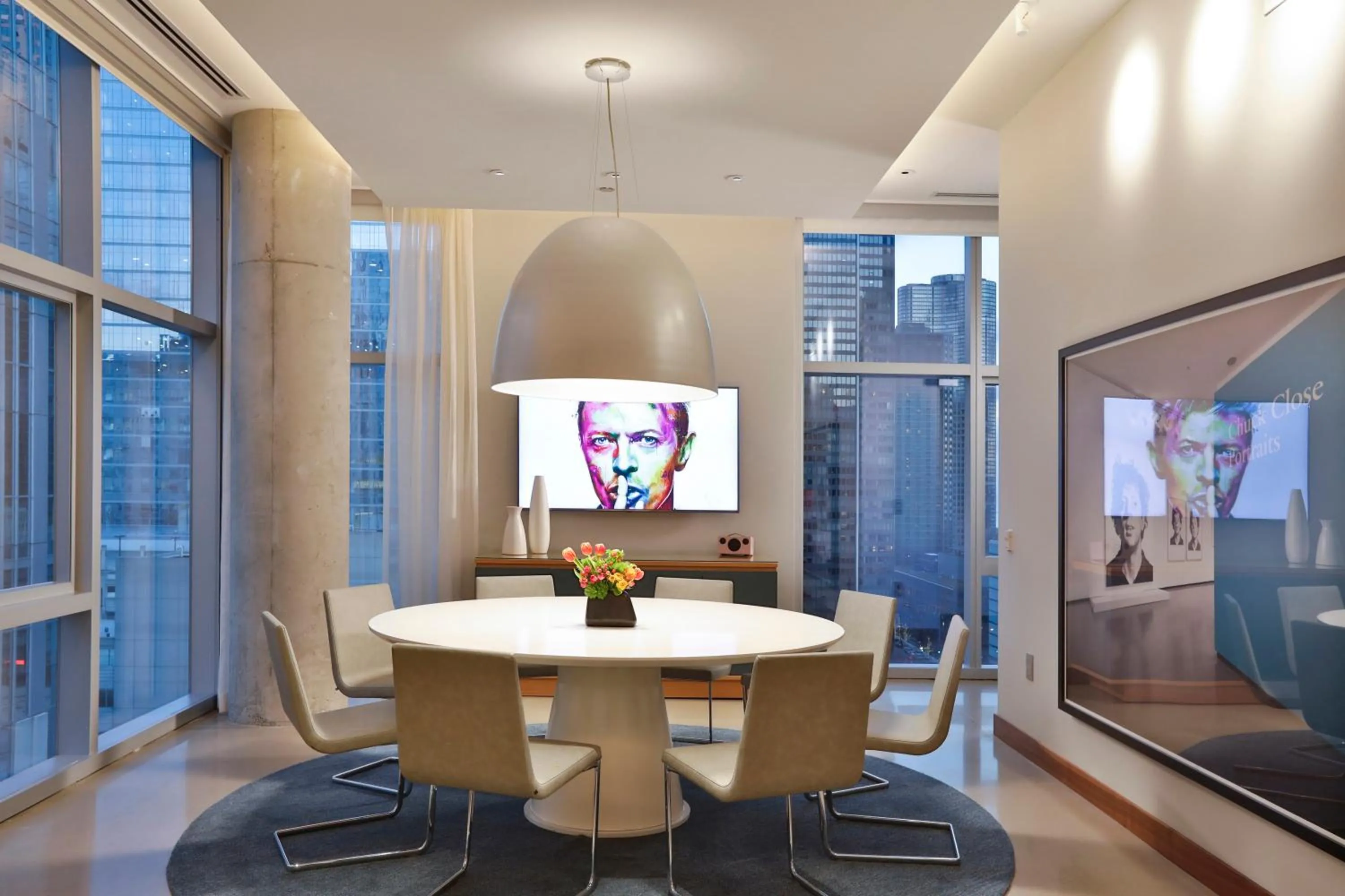 Dining area in Aloft Chicago Mag Mile