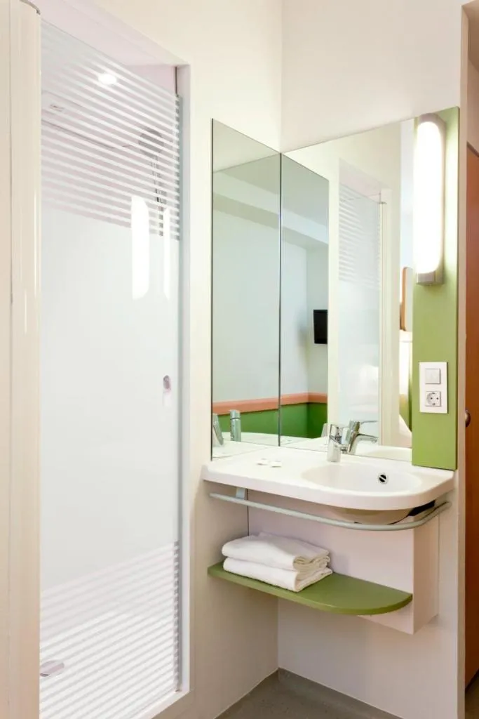 Bathroom in Ibis Budget Alicante