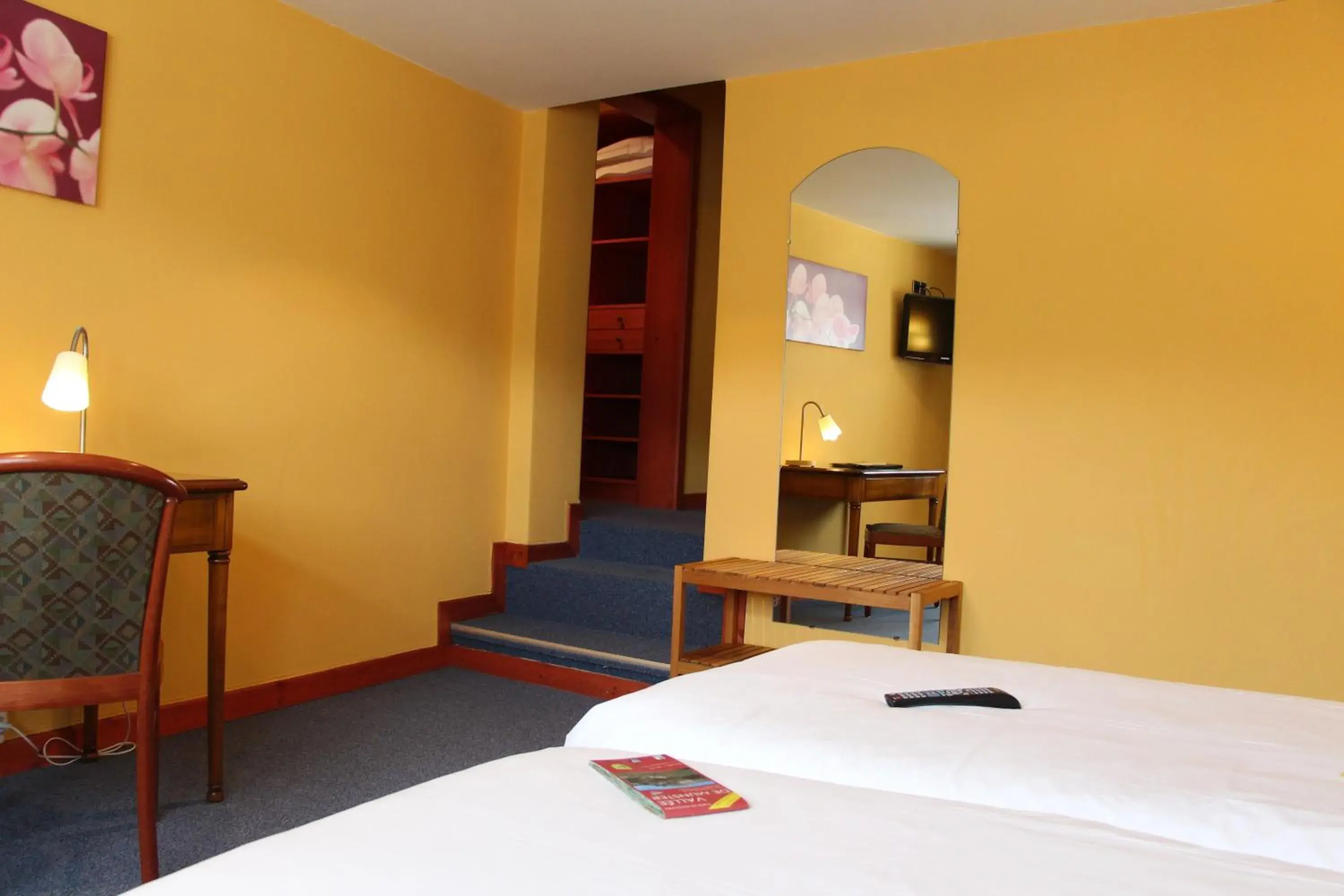 Twin Room in Hôtel Restaurant La Cigogne Twin Room in Hôtel Restaurant La Cigogne