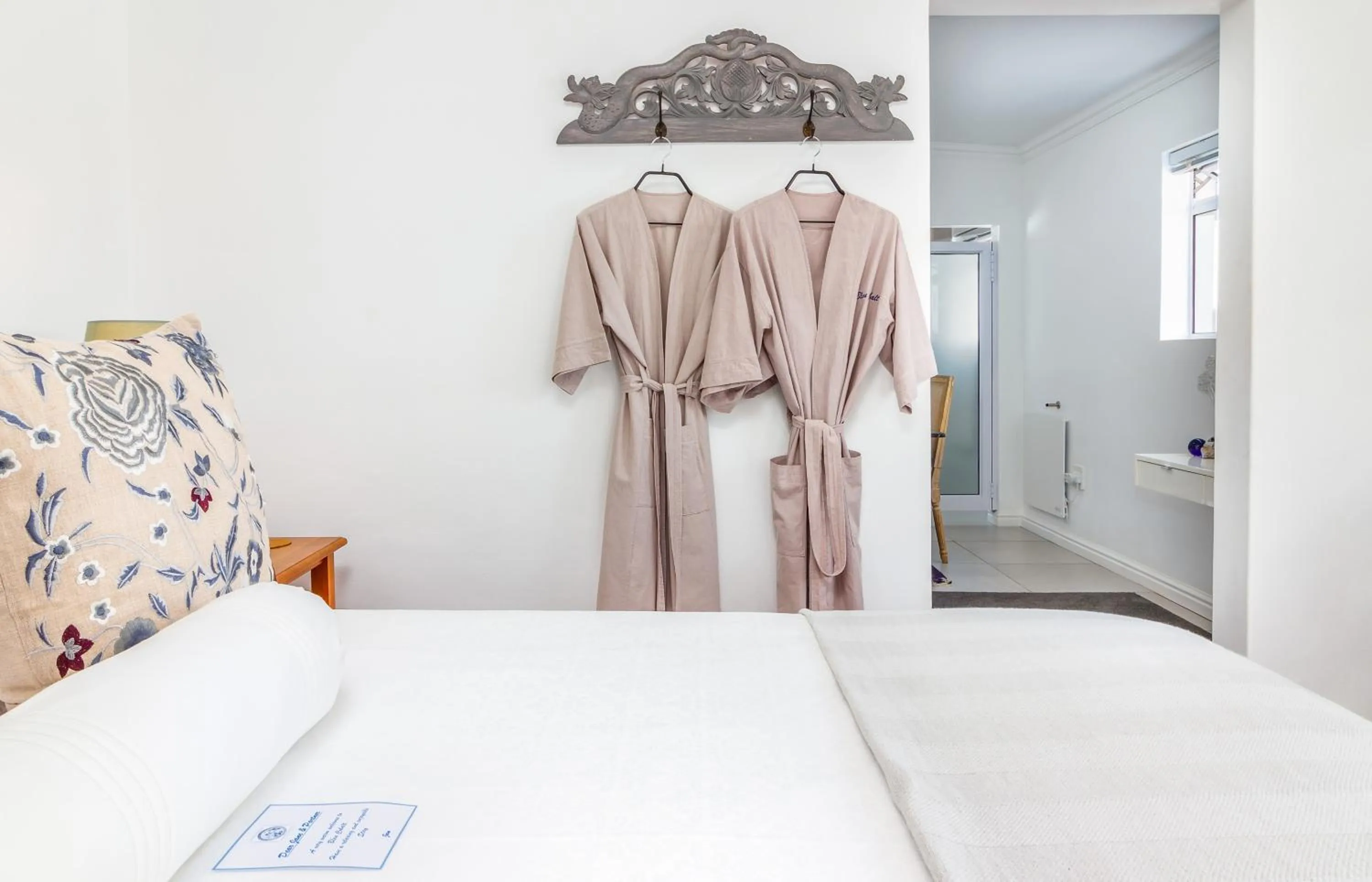 Bedroom, Bed in Bleu Cobalt Cottage
