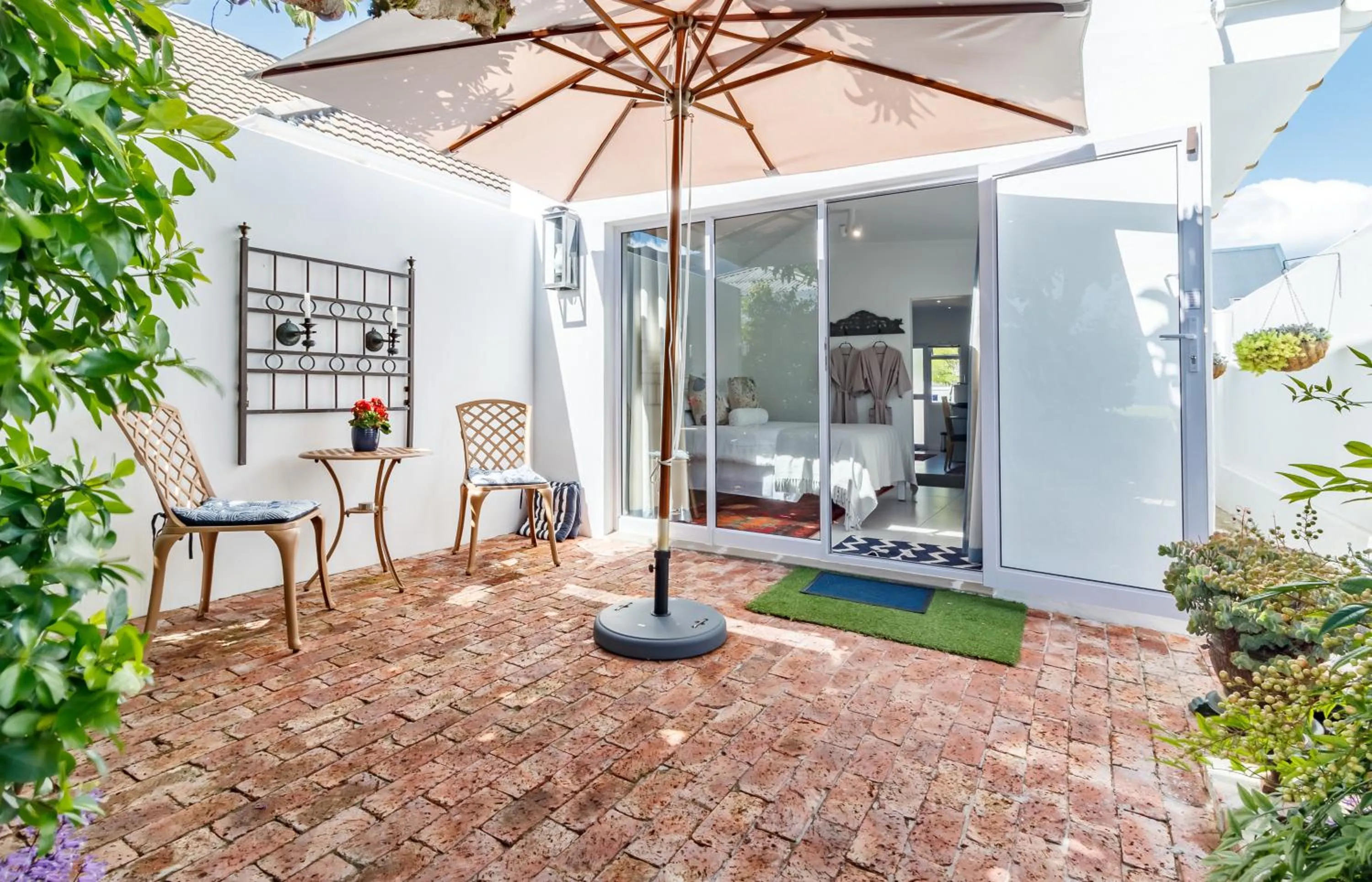 Inner courtyard view in Bleu Cobalt Cottage