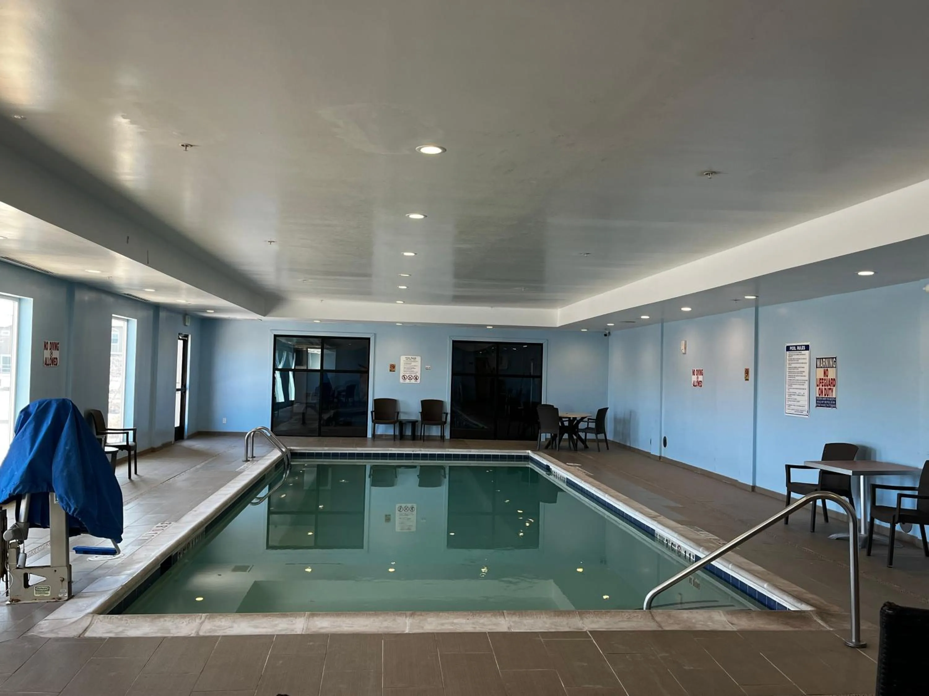 Swimming pool in Comfort Suites Denver International Airport