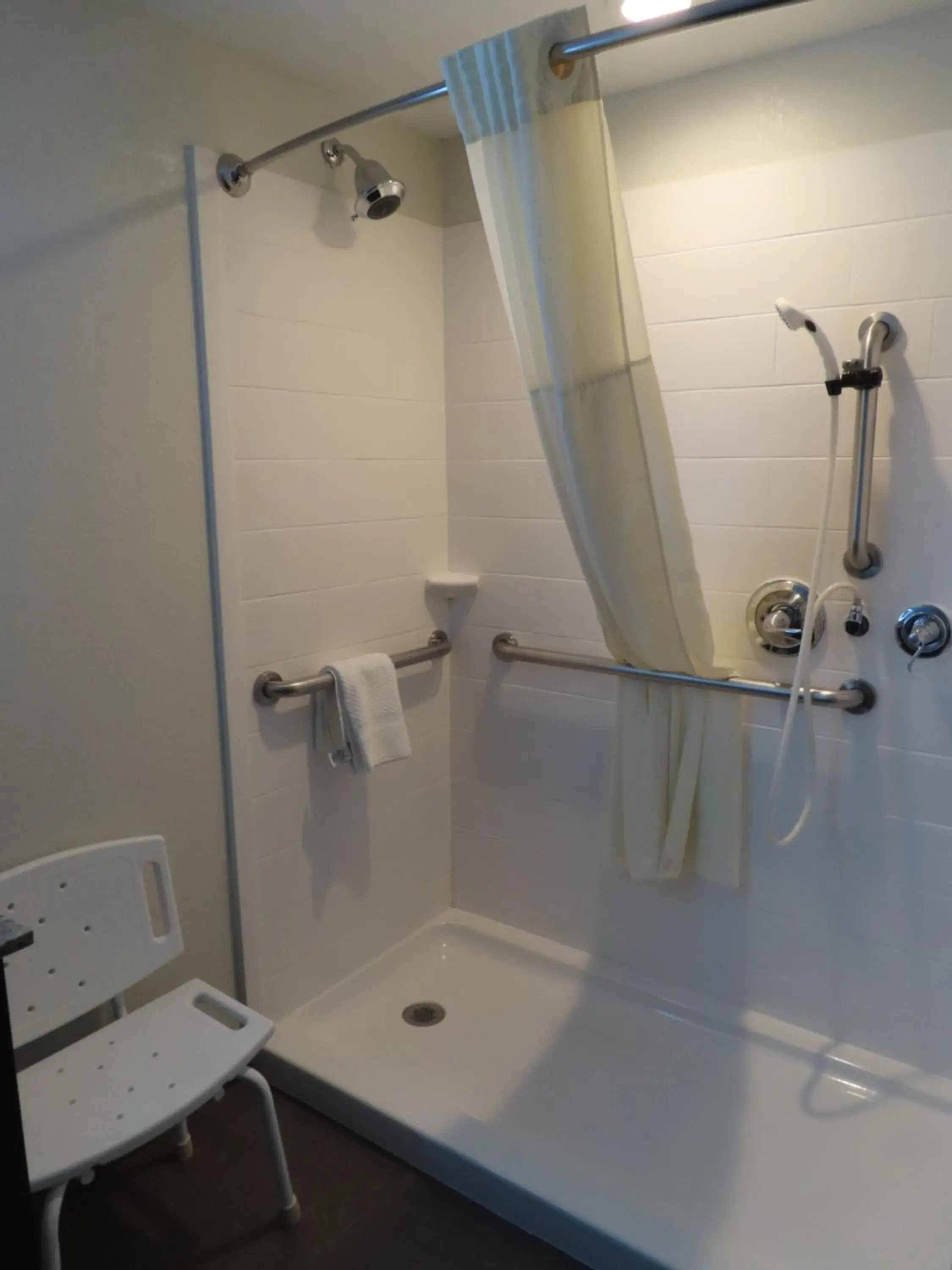 Shower in Sleep Inn & Suites Denver International Airport Shower in Sleep Inn & Suites Denver International Airport