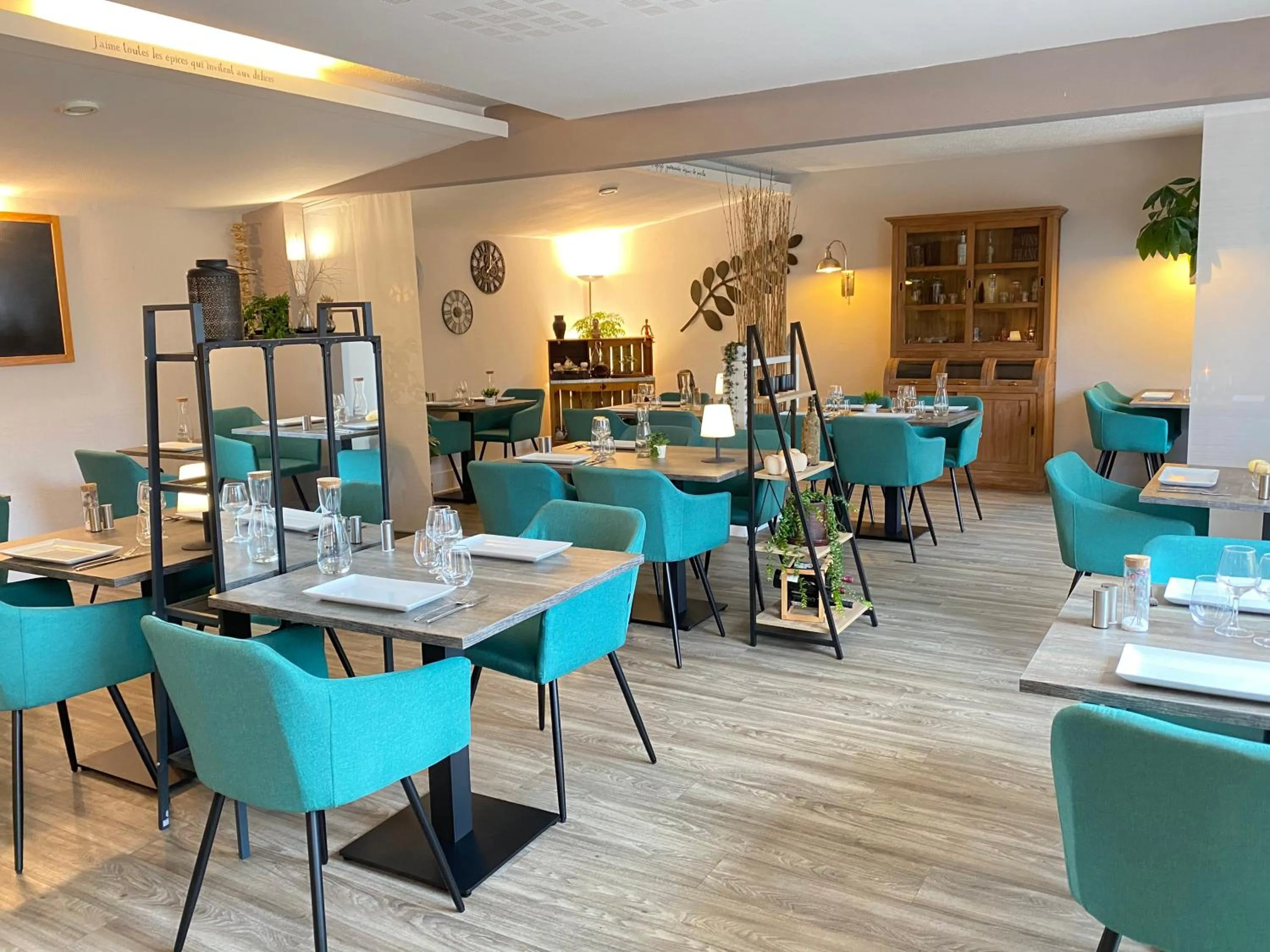 Restaurant/places to eat in Logis Latitude Ouest Hôtel Restaurant & Spa