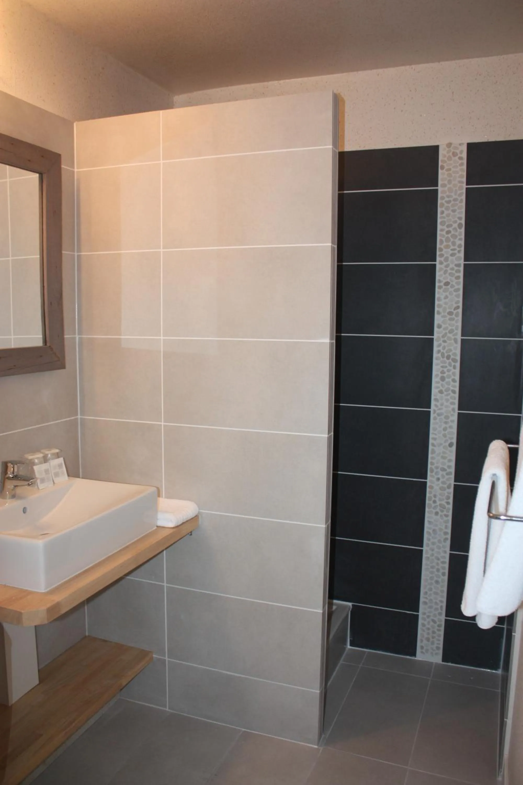 Bathroom in Logis Latitude Ouest Hôtel Restaurant & Spa