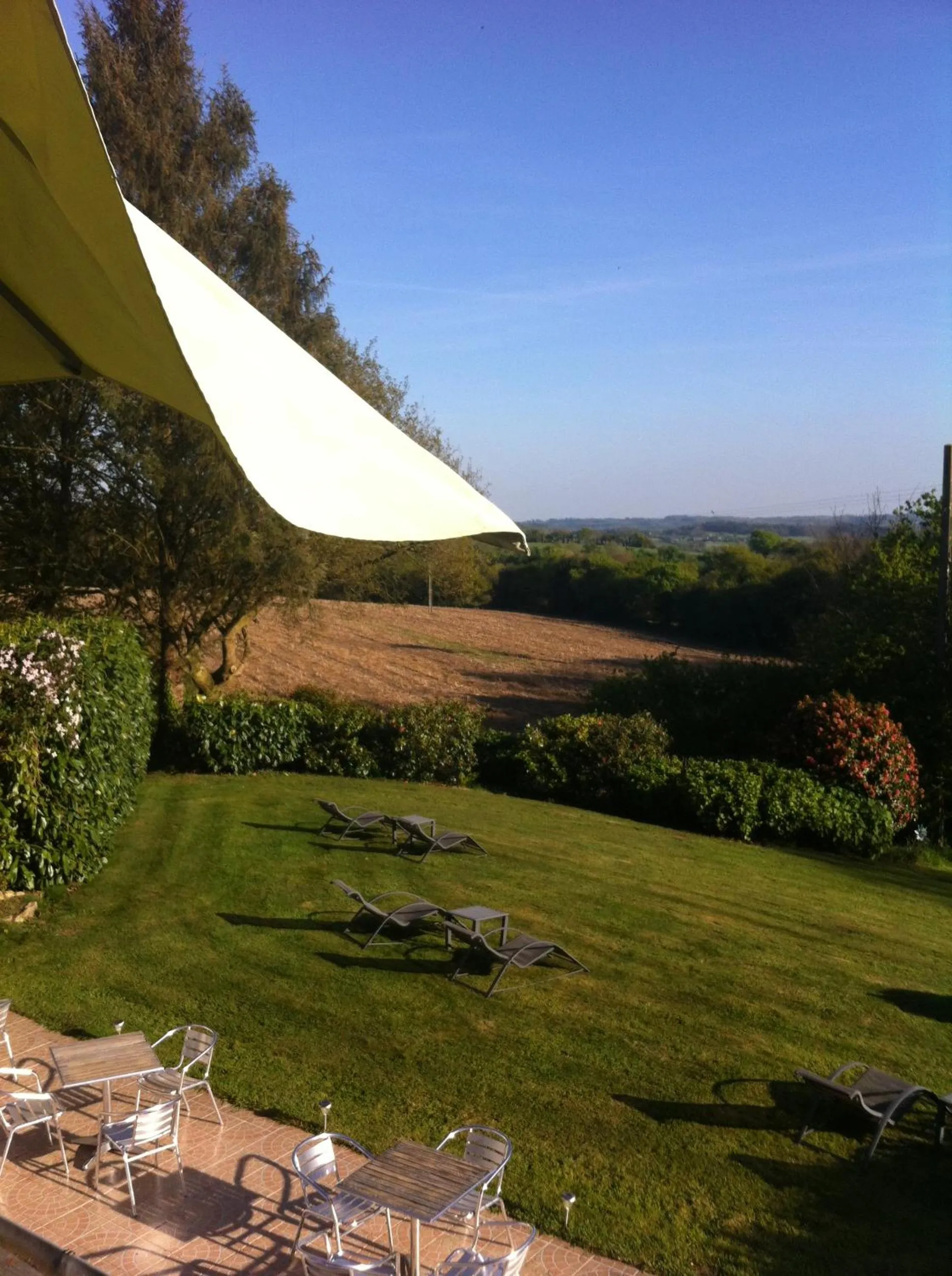 Garden in Logis Latitude Ouest Hôtel Restaurant & Spa