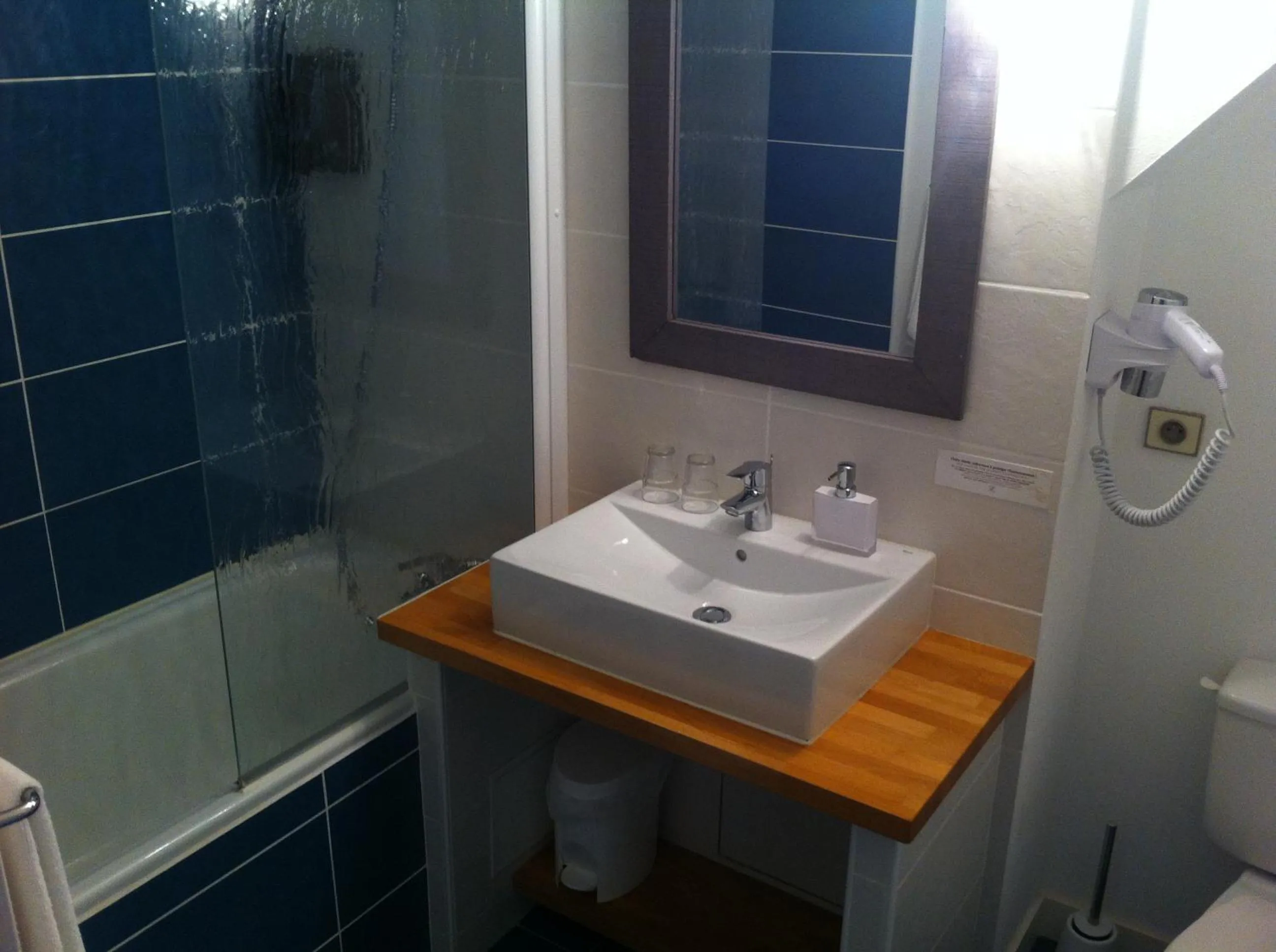 Bathroom in Logis Latitude Ouest Hôtel Restaurant & Spa