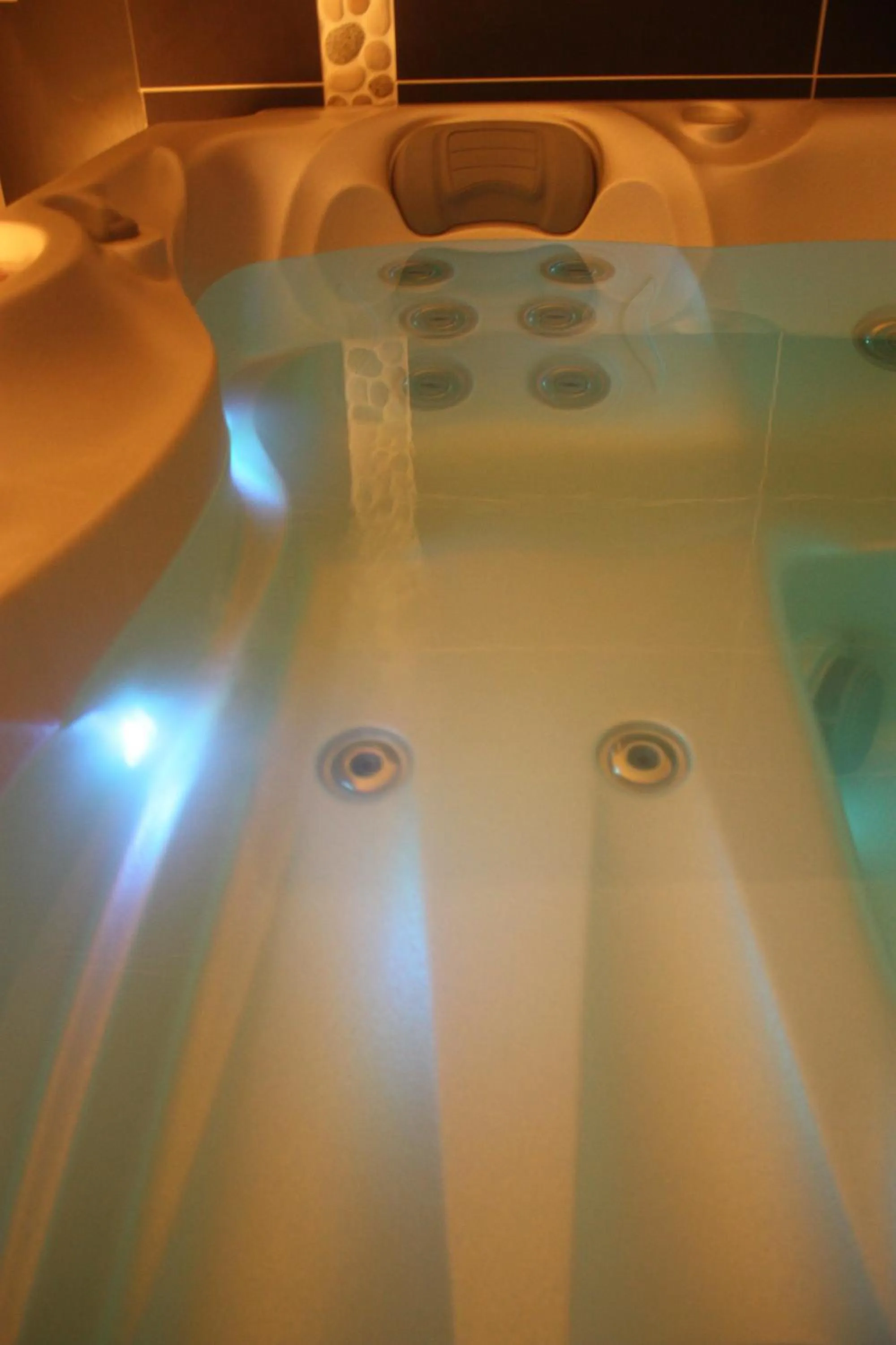 Hot Tub in Logis Latitude Ouest Hôtel Restaurant & Spa