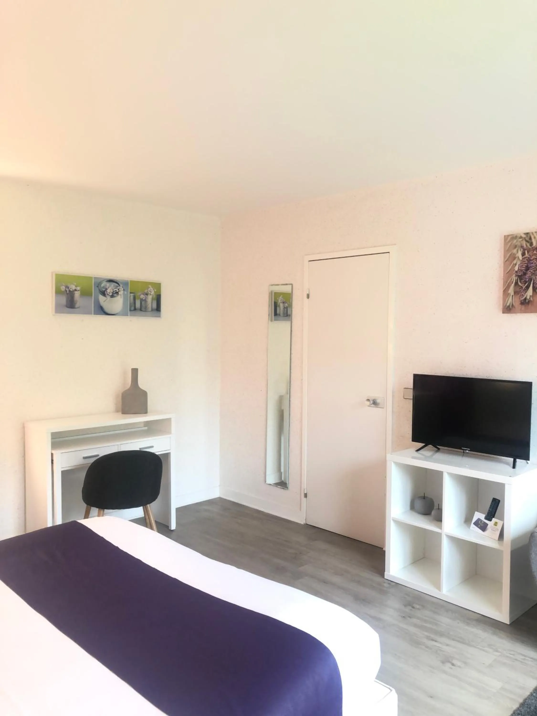 TV and multimedia, Bed in Logis Latitude Ouest Hôtel Restaurant & Spa