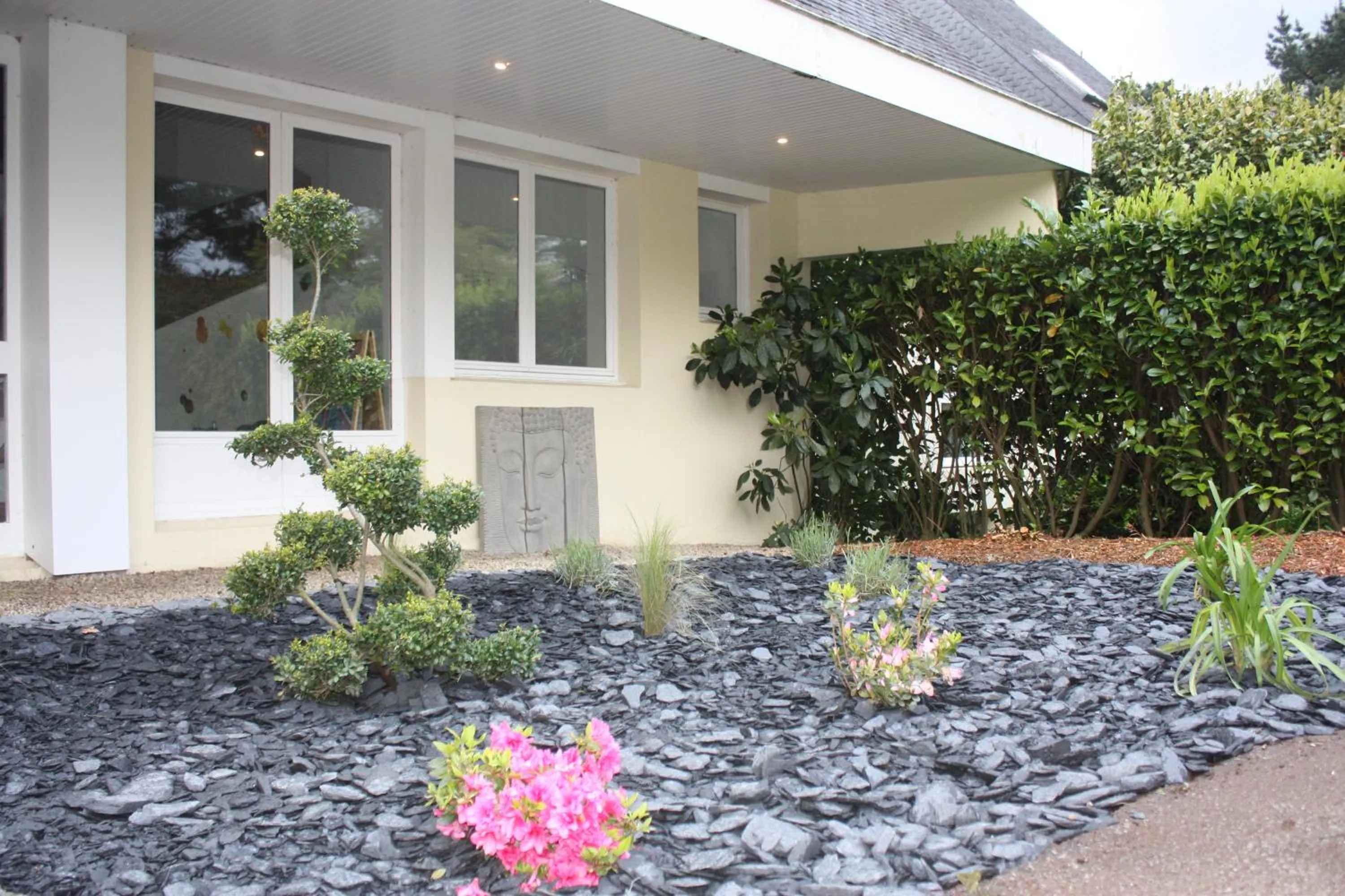 Facade/entrance in Logis Latitude Ouest Hôtel Restaurant & Spa