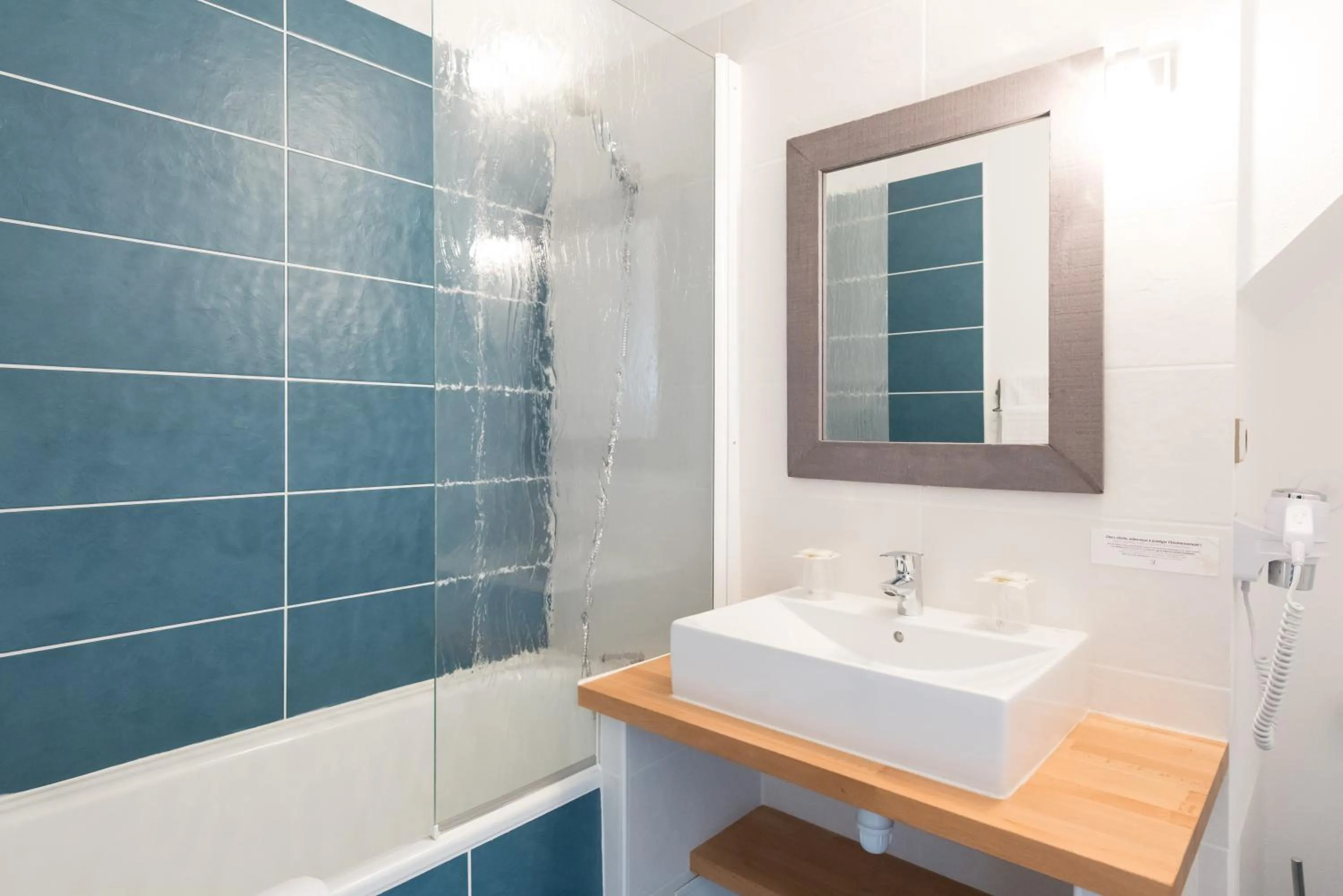 Bathroom in Logis Latitude Ouest Hôtel Restaurant & Spa