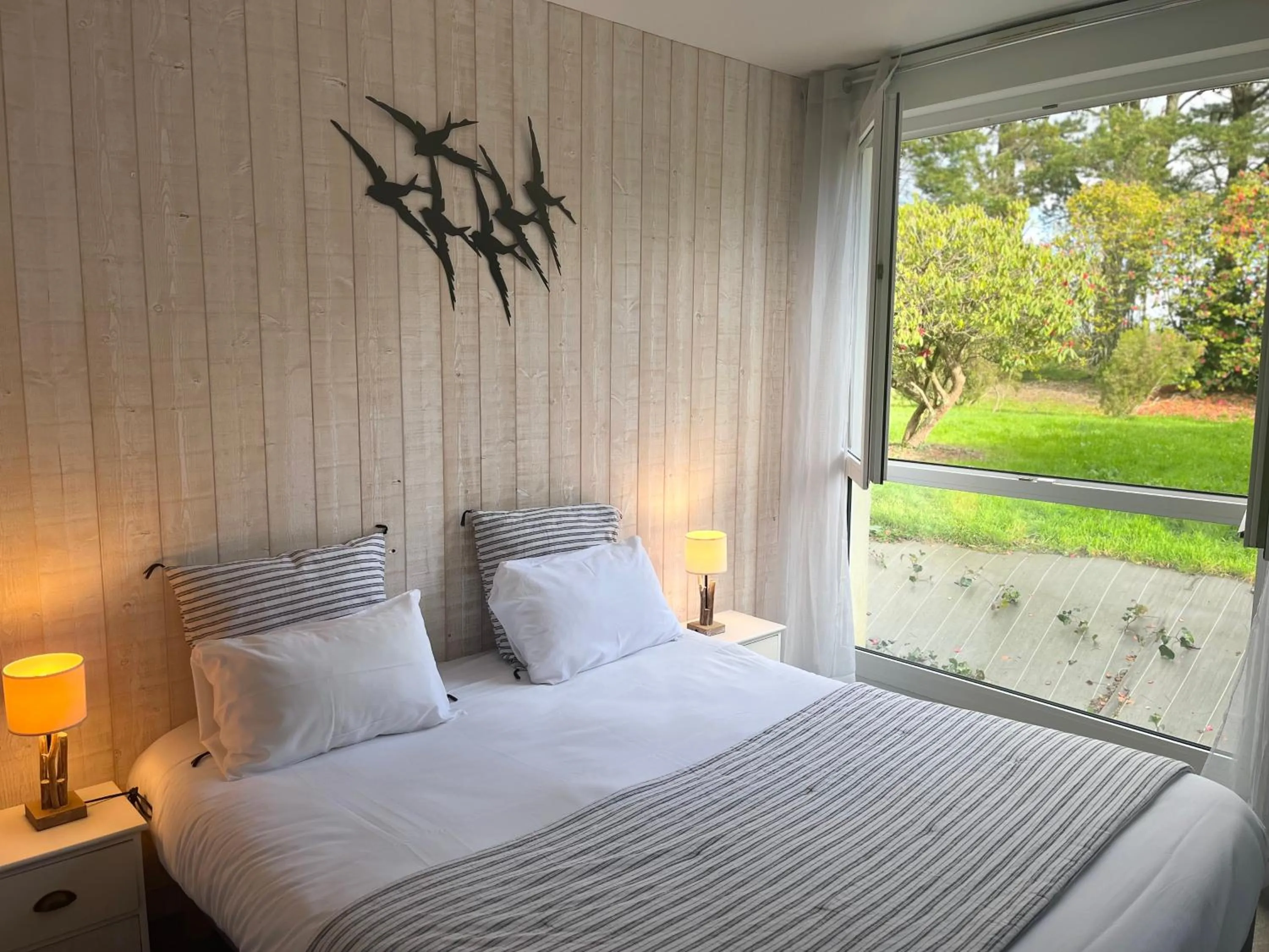 Bed in Logis Latitude Ouest Hôtel Restaurant & Spa