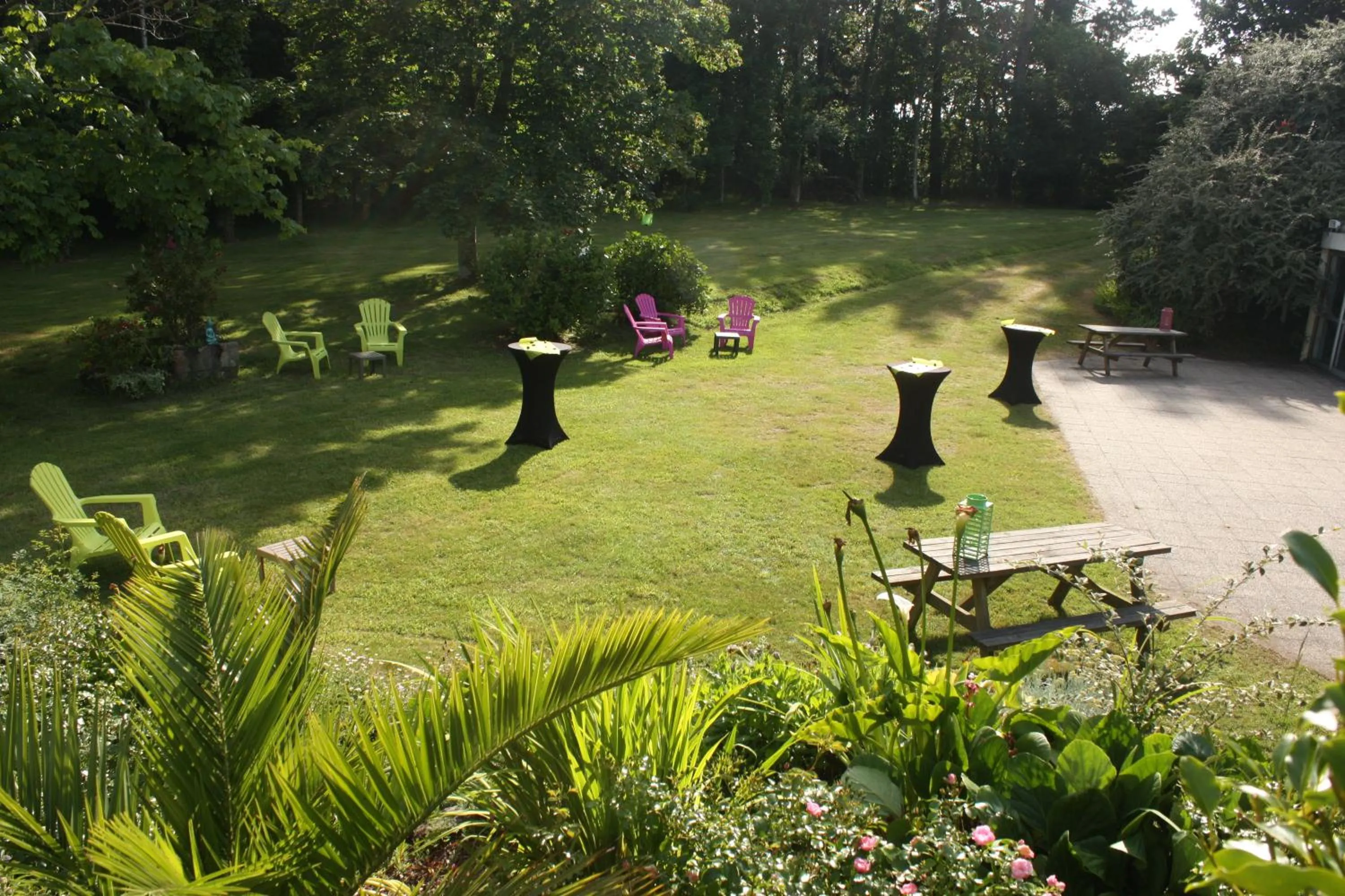Garden in Logis Latitude Ouest Hôtel Restaurant & Spa