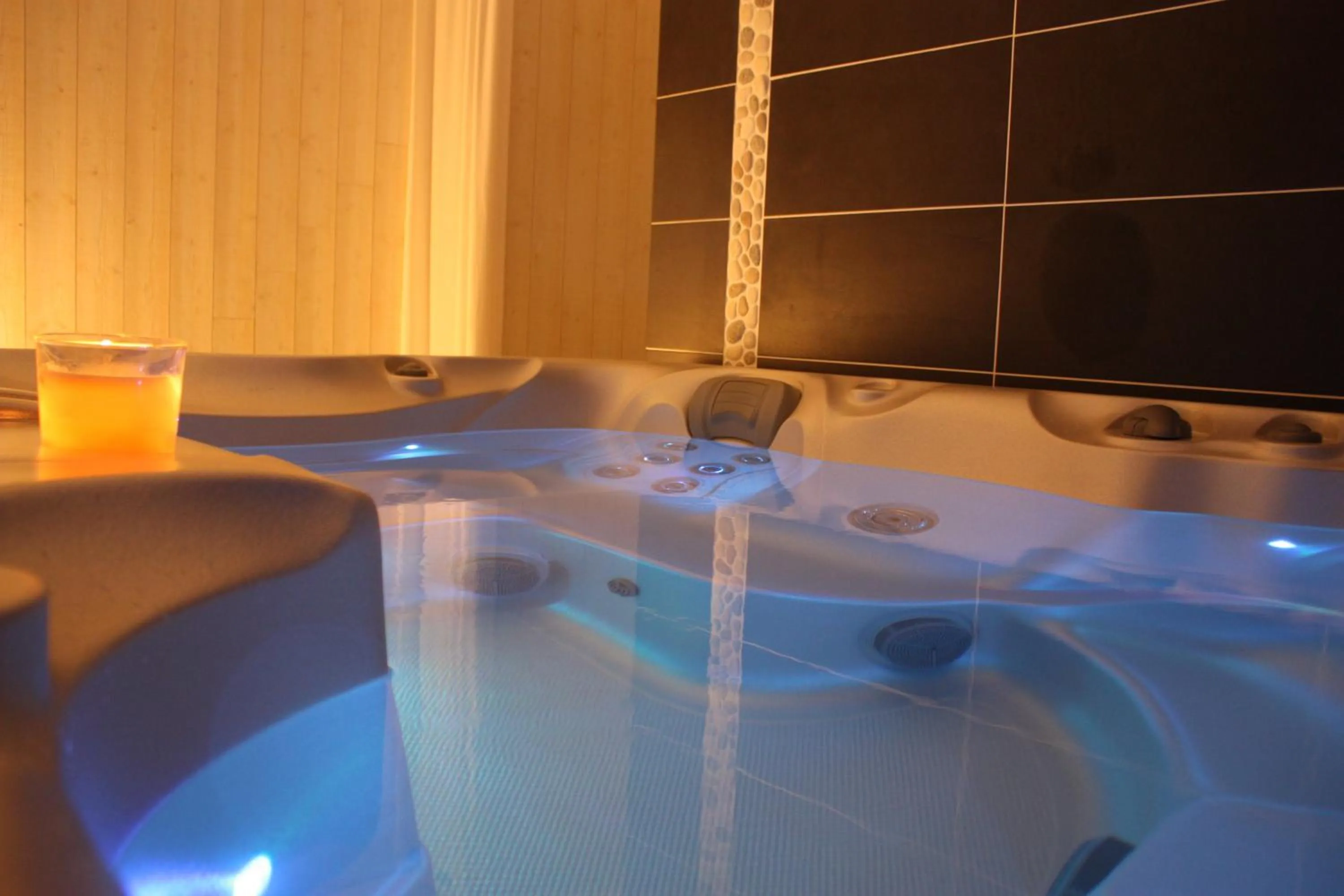 Hot Tub in Logis Latitude Ouest Hôtel Restaurant & Spa
