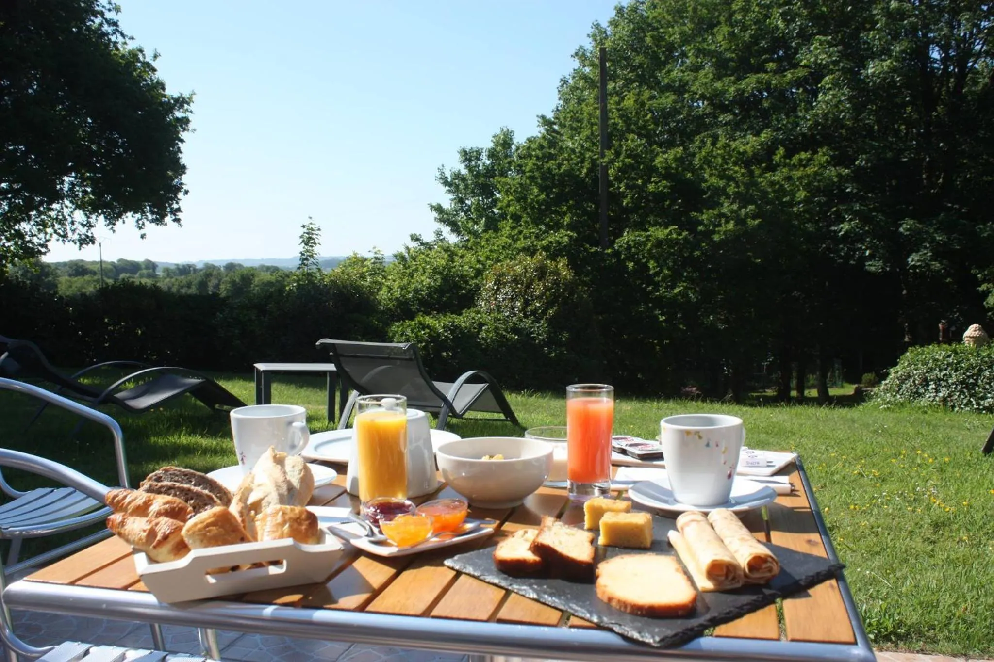 Breakfast in Logis Latitude Ouest Hôtel Restaurant & Spa