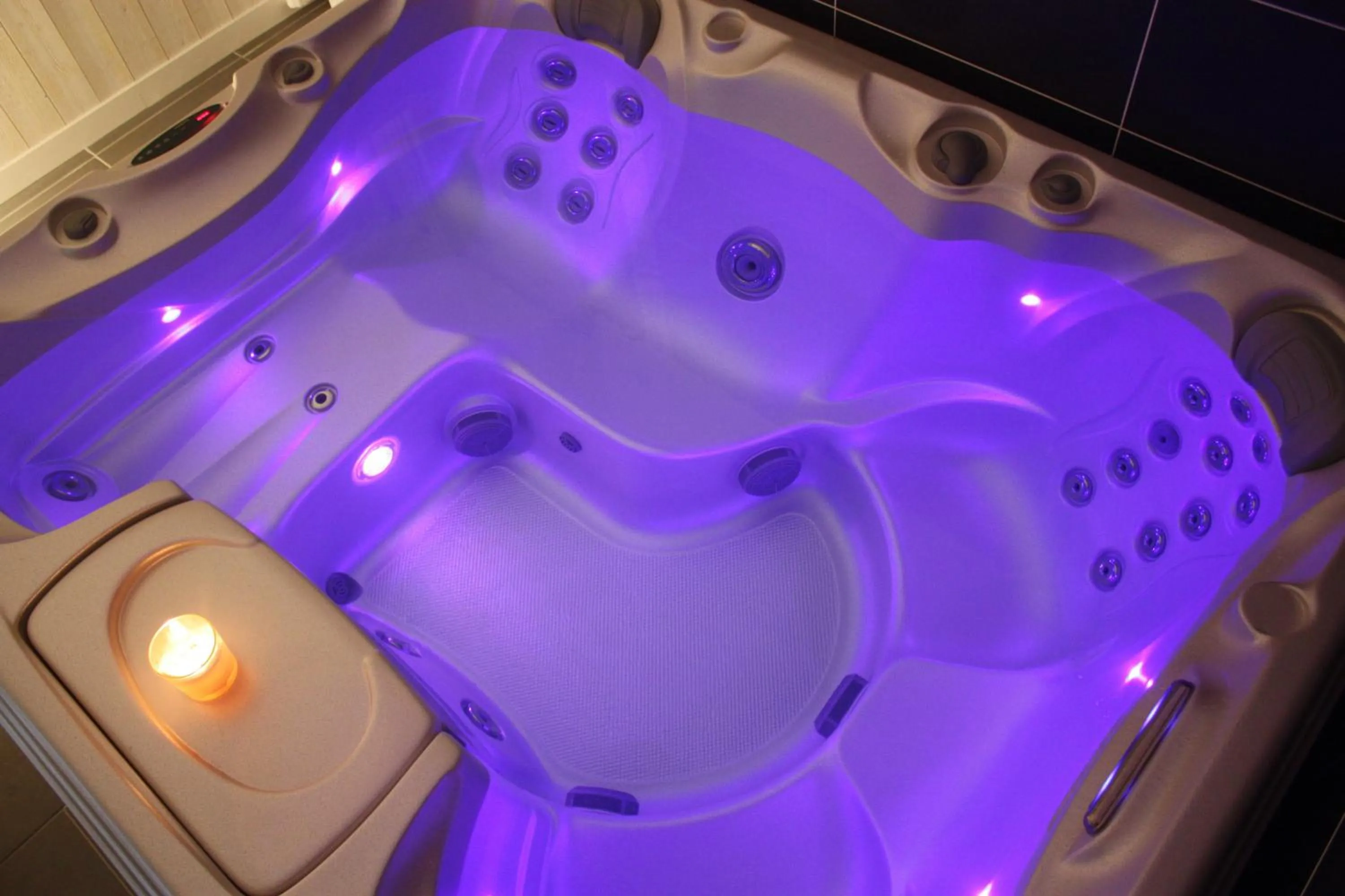 Hot Tub in Logis Latitude Ouest Hôtel Restaurant & Spa