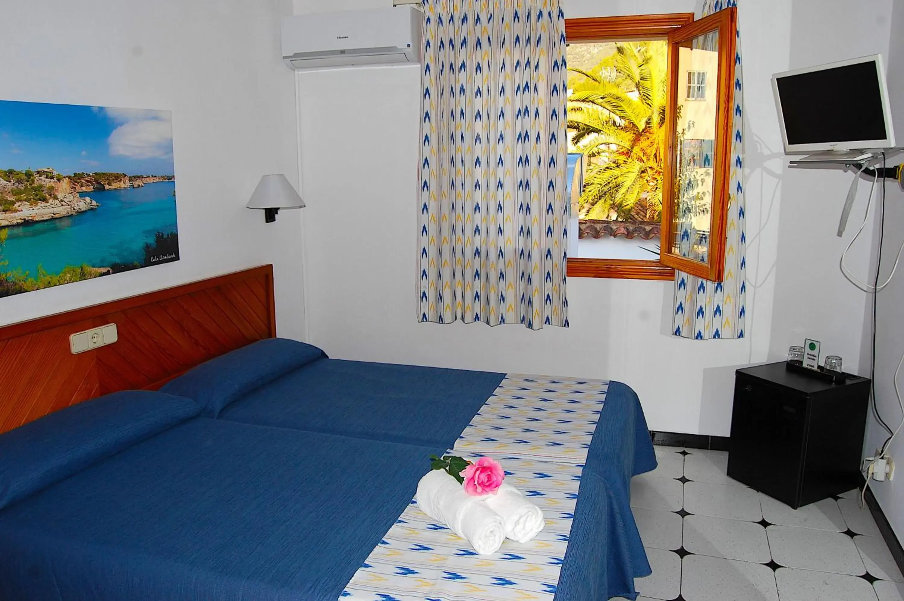 Twin Room in Hostal Ca'n Tiu Twin Room in Hostal Ca'n Tiu