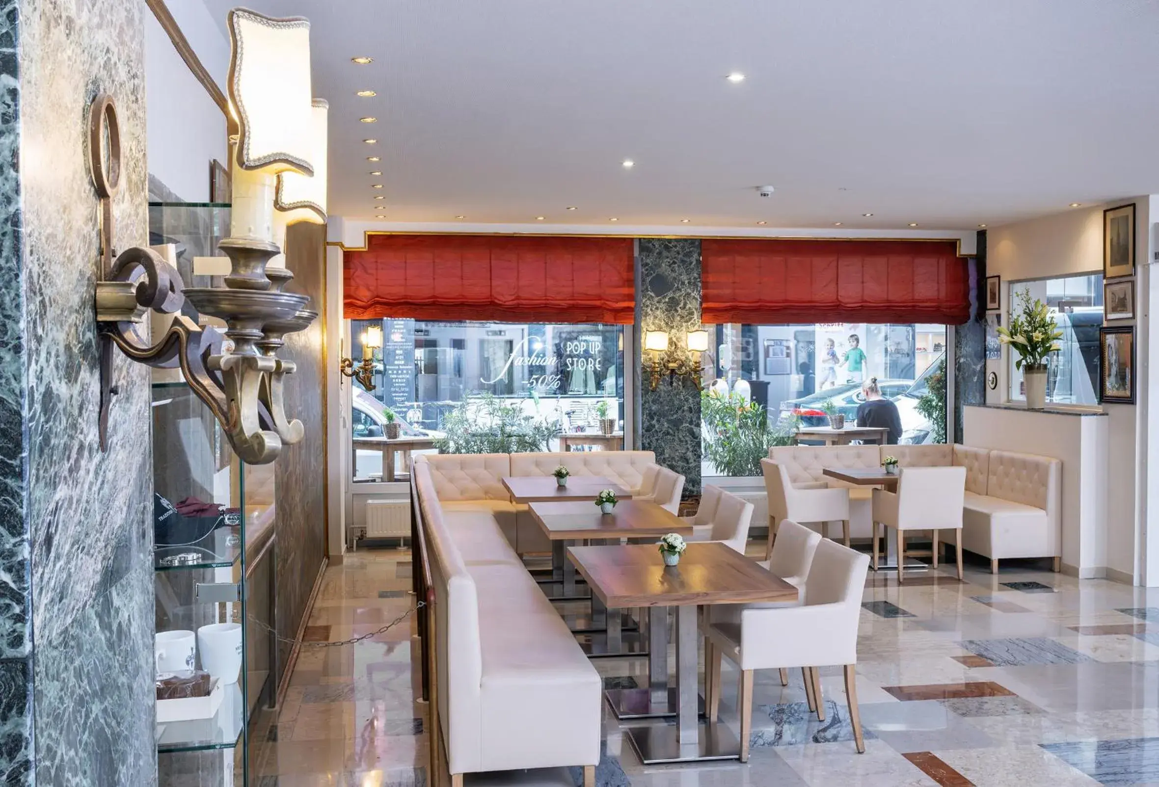 Lobby or reception in Hotel Royal Lobby or reception in Hotel Royal