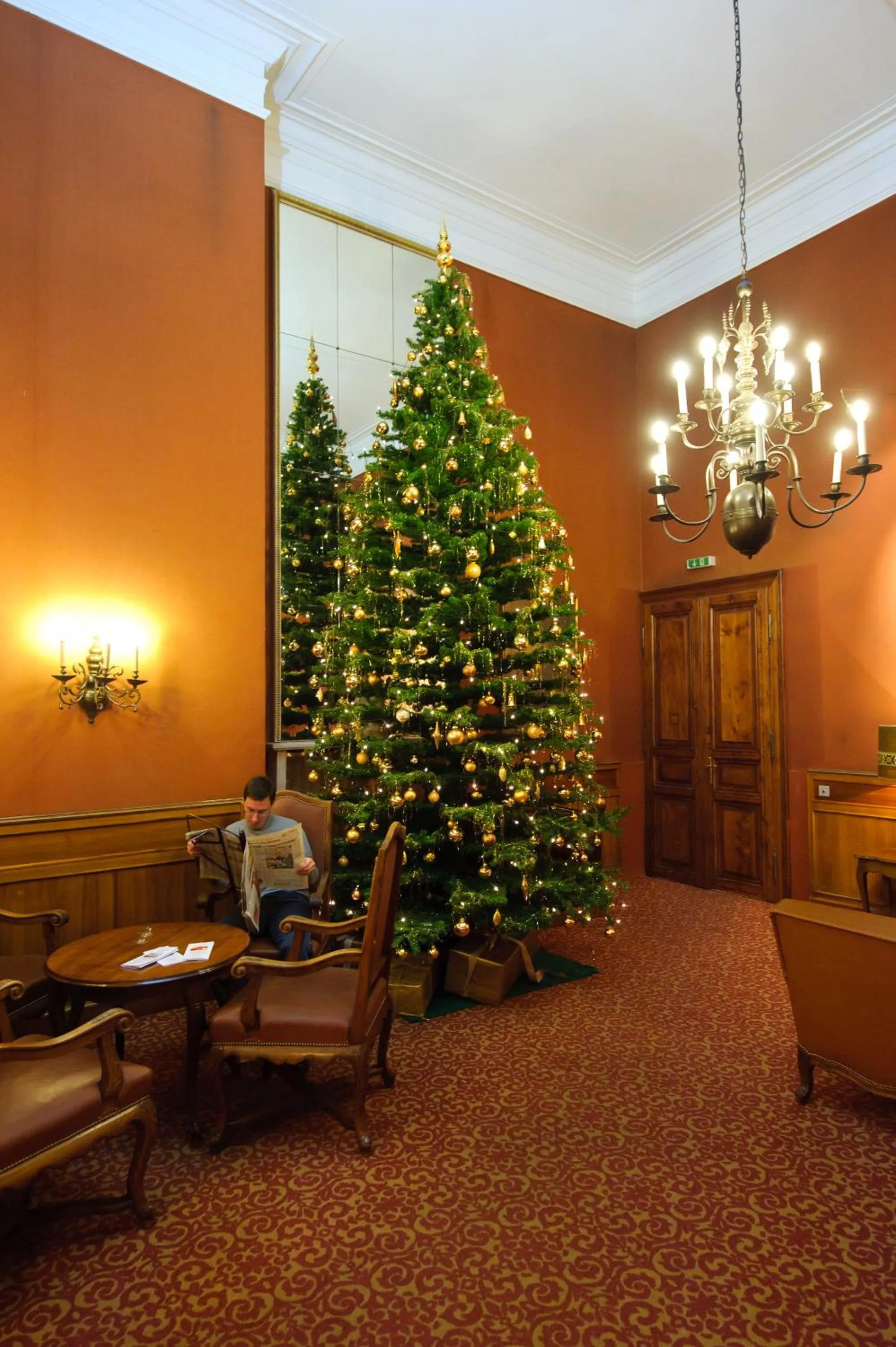 People in Hotel Regina