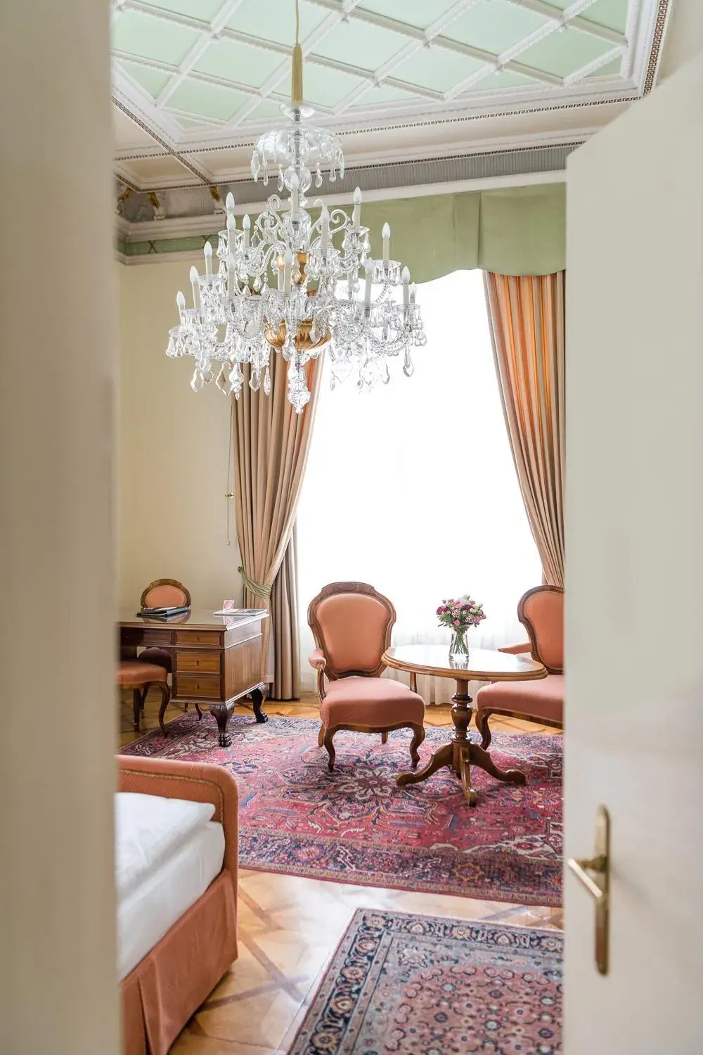 Seating area, Bed in Hotel Regina Seating area, Bed in Hotel Regina