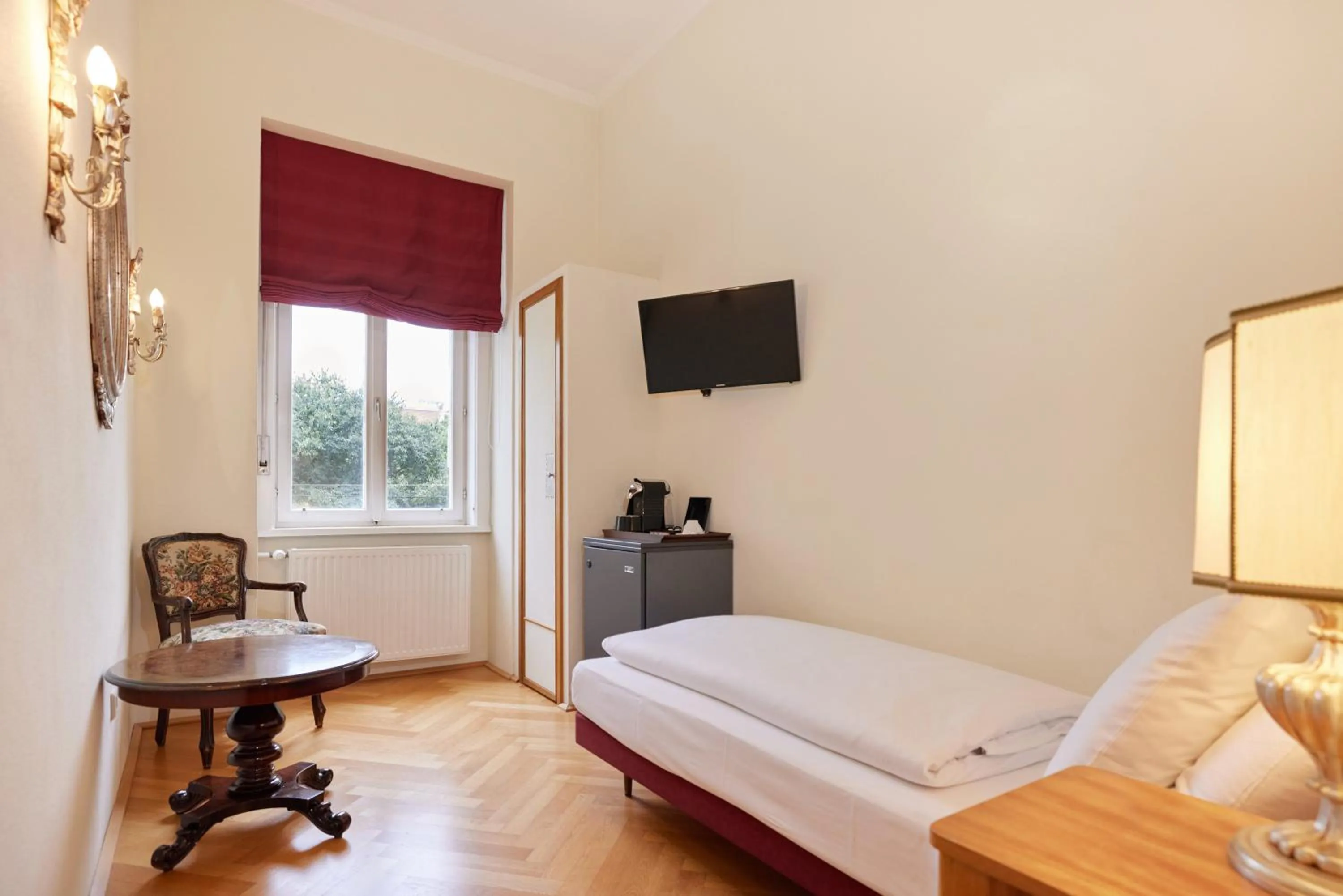 Photo of the whole room, Bed in Hotel Regina