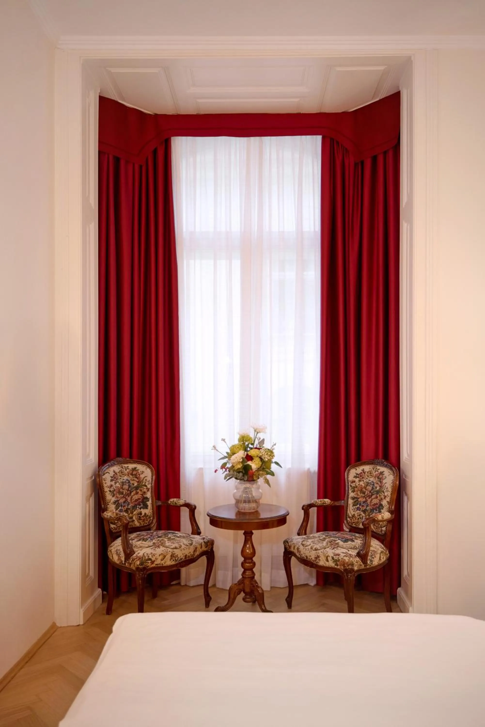 Seating area, Bed in Graben Hotel