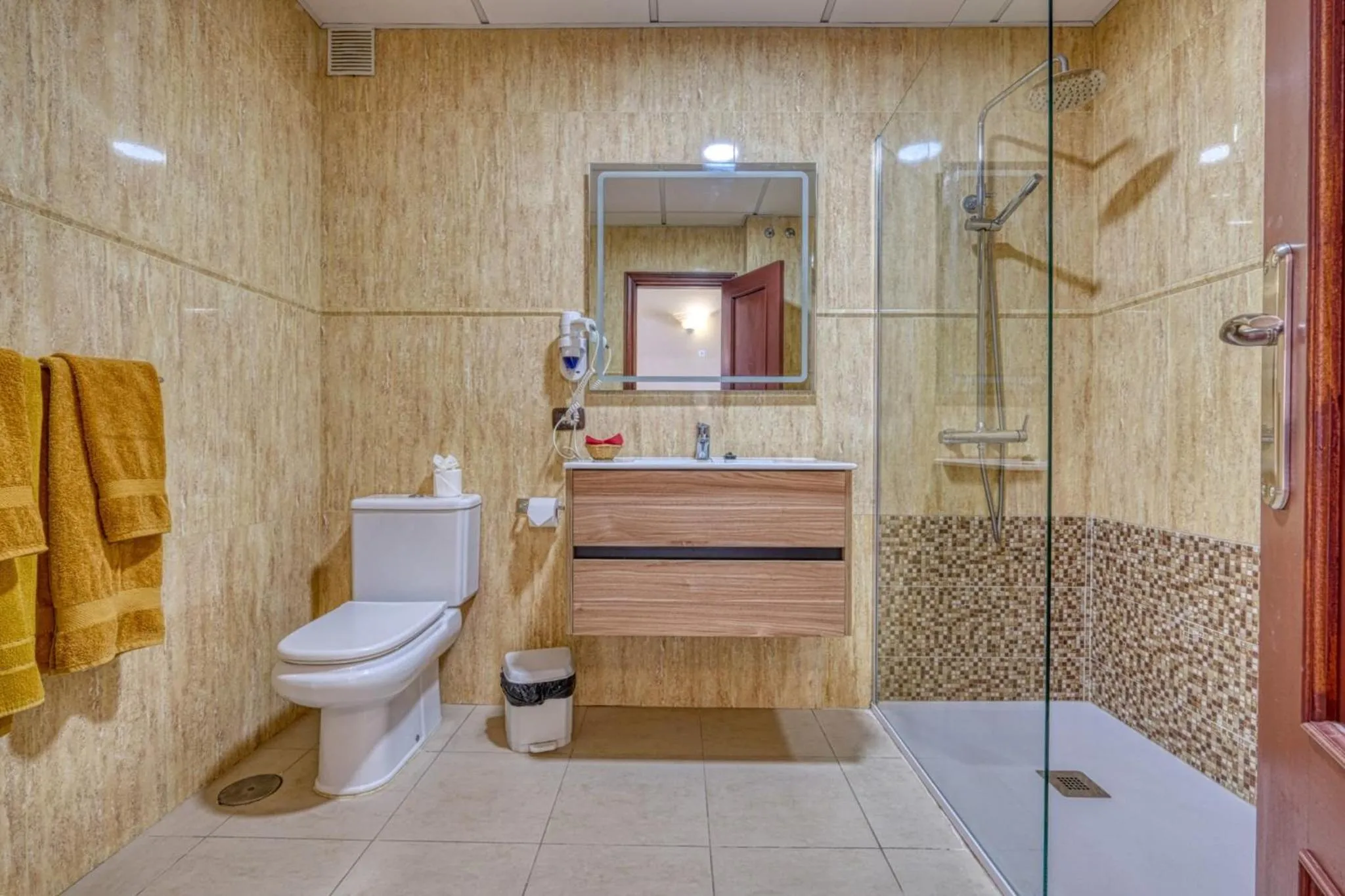 Shower in Apartamentos Callaomar