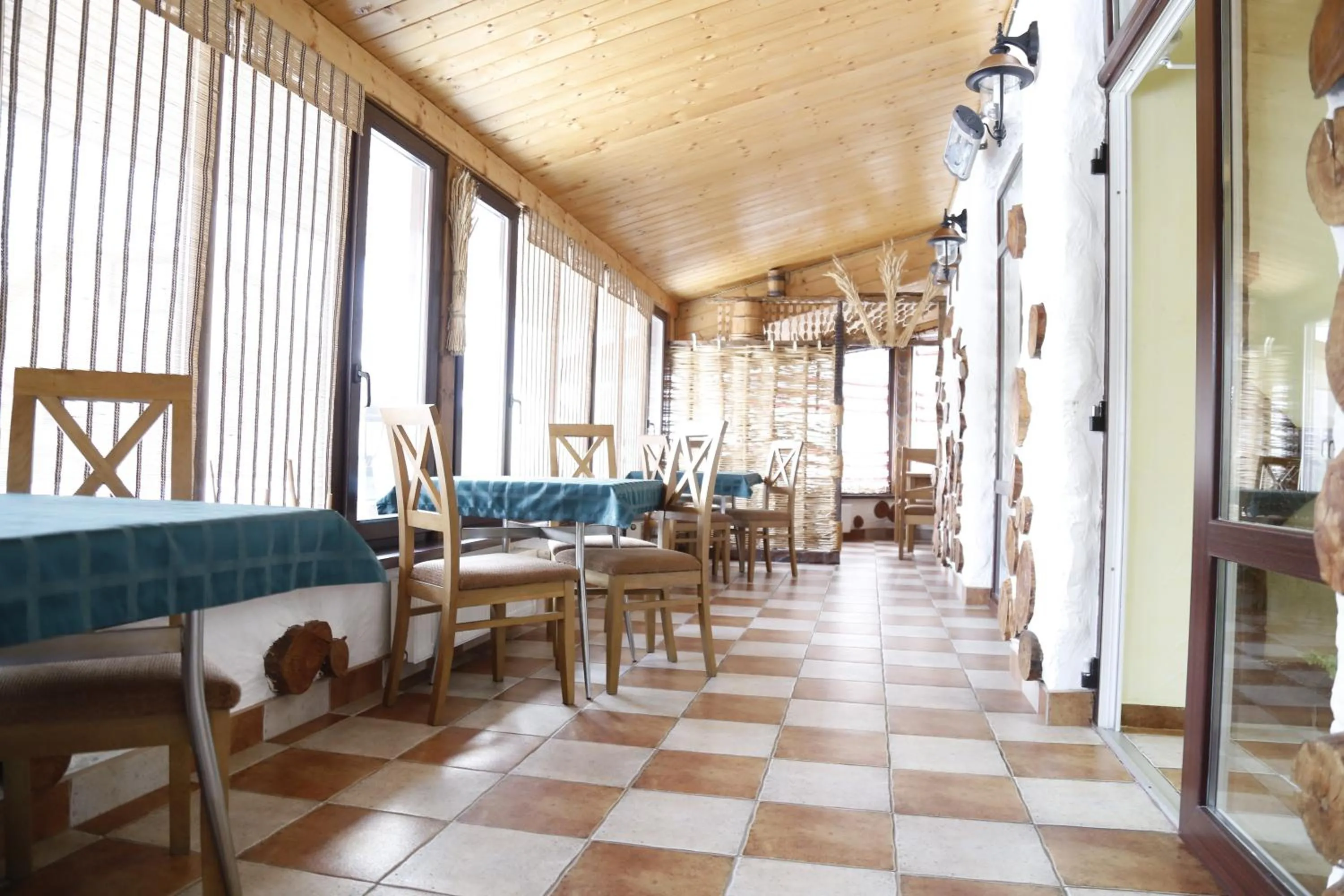 Restaurant/places to eat in Tsvit Paporoti