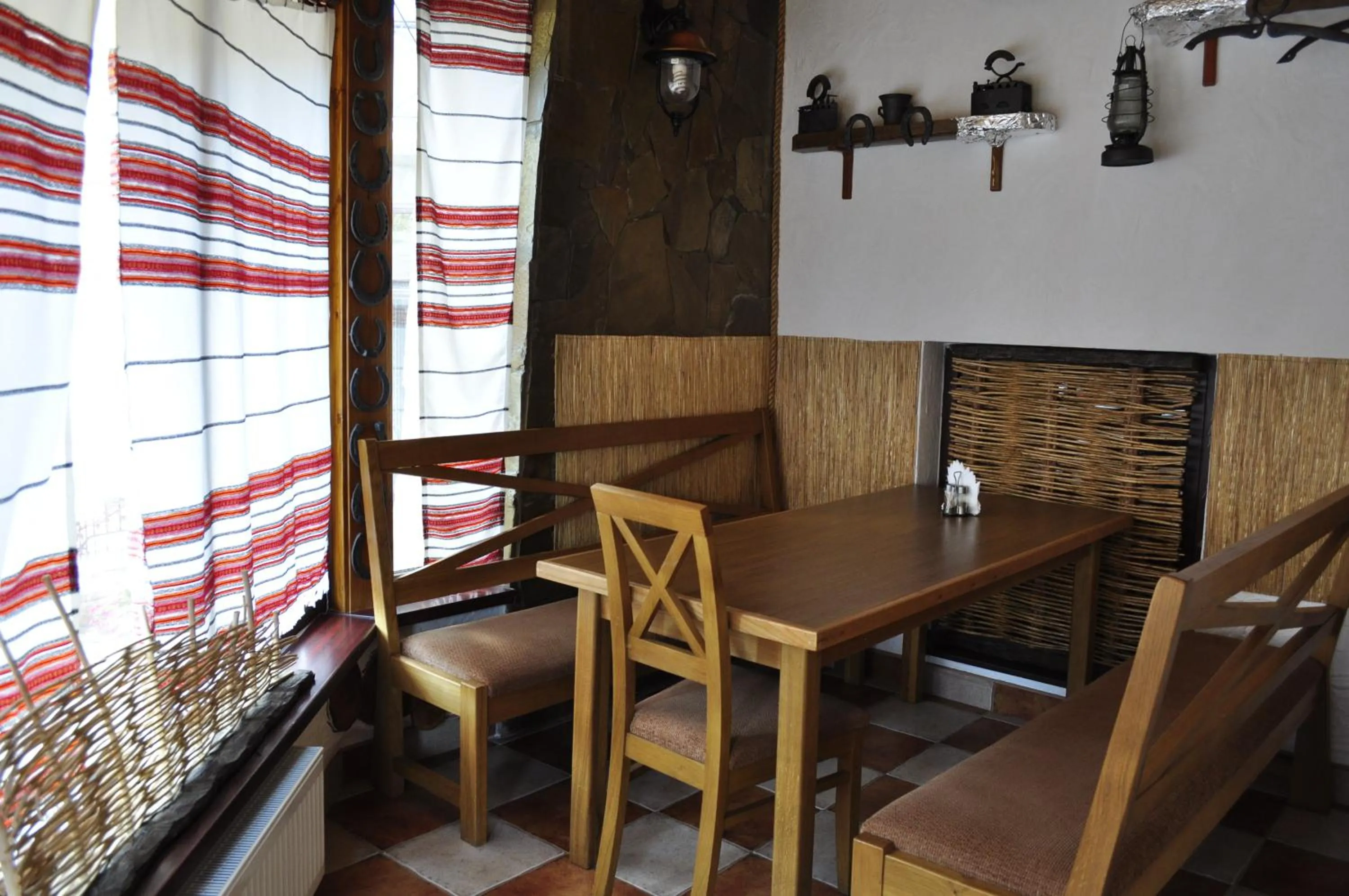 Restaurant/places to eat in Tsvit Paporoti