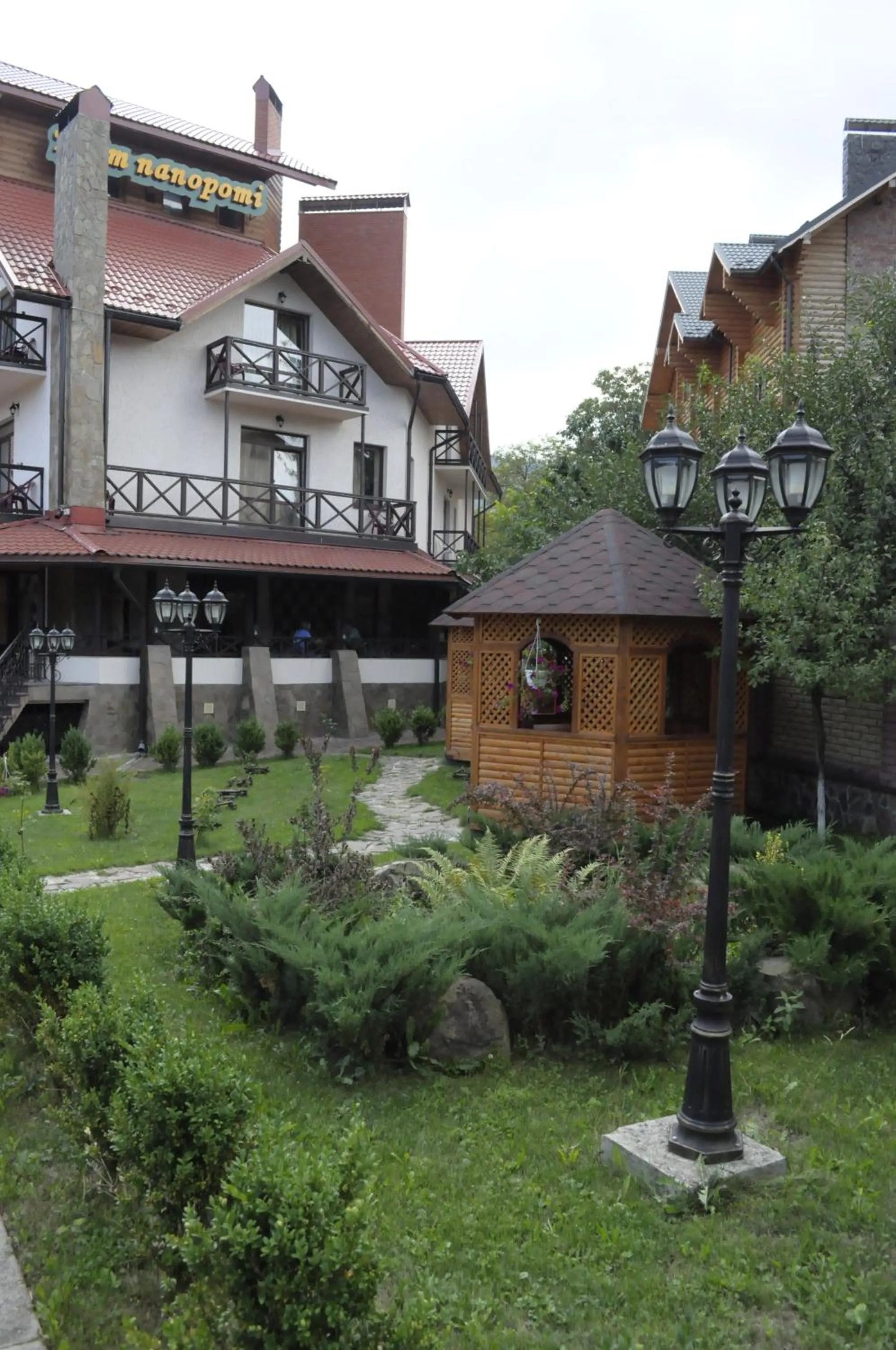 Facade/entrance in Tsvit Paporoti