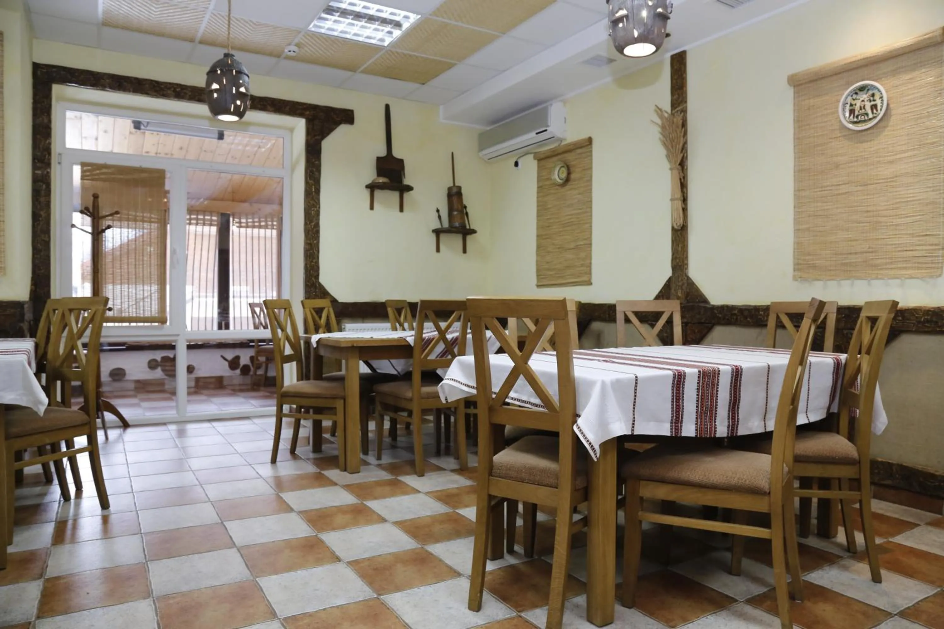 Restaurant/places to eat in Tsvit Paporoti