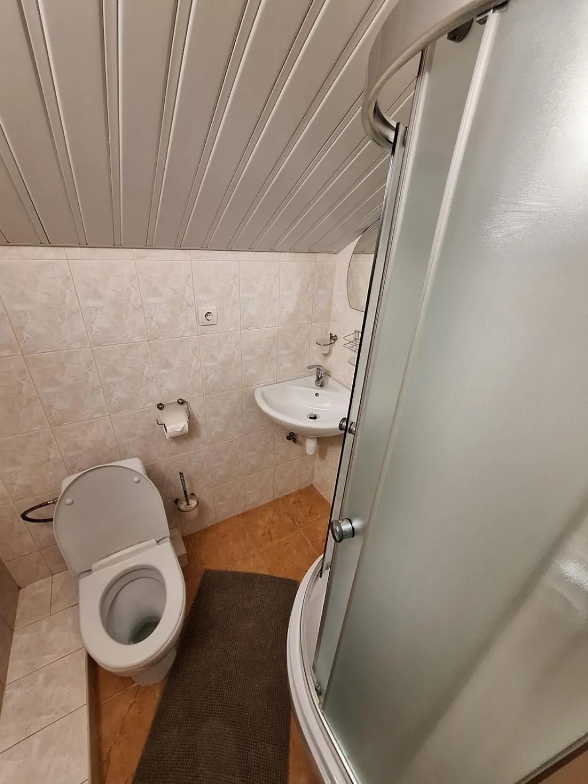 Shower in Tsvit Paporoti